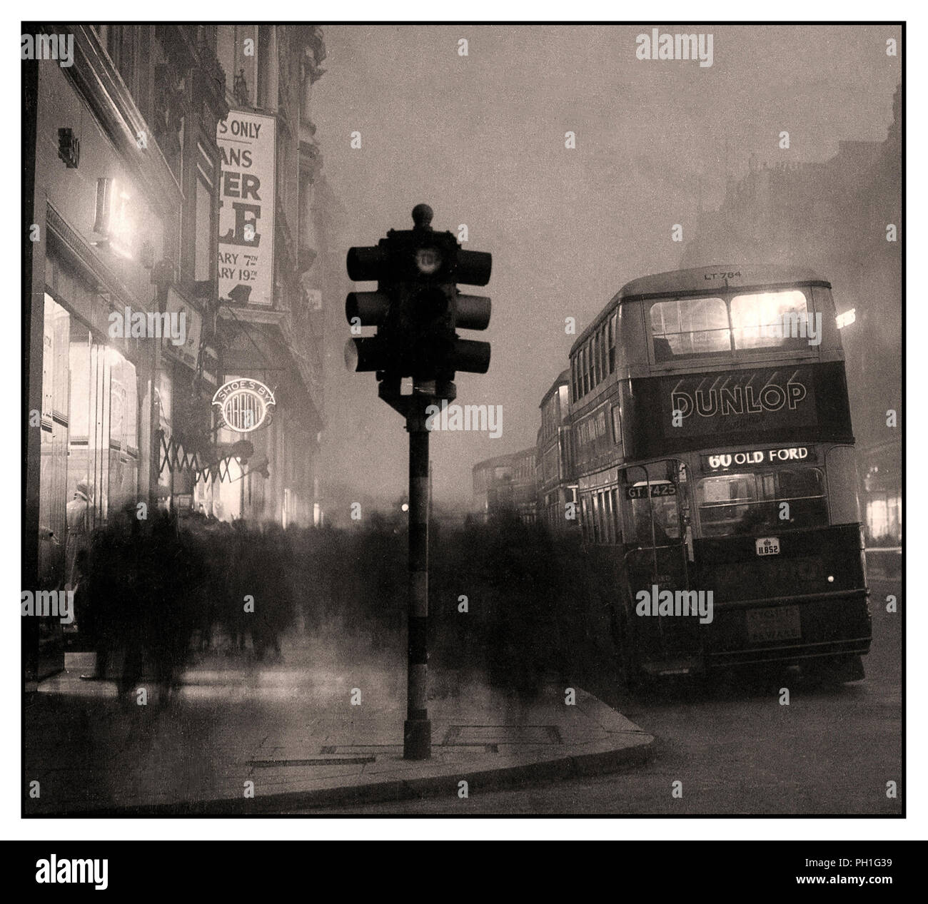 Londres 1930 Smog Brouillard Brouillard Vintage 1935 Oxford Street Londres polluée avec des autobus de ligne shoppers et trois voies les signaux lumineux de circulation poster Banque D'Images