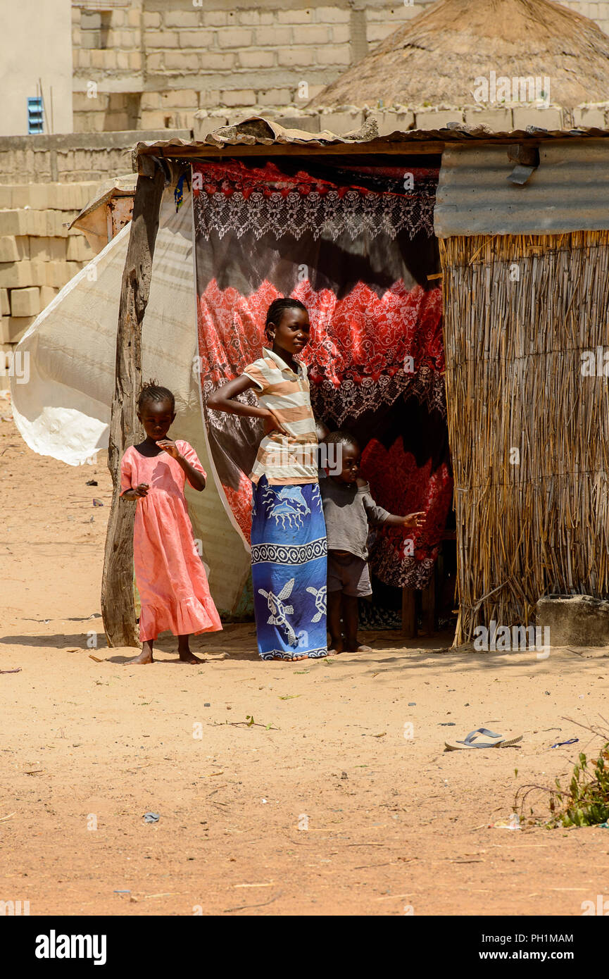 Thiès, Sénégal - Apr 26, 2017 : peu de Sénégalais non identifiés, garçons et filles se tiennent près de la cabane à Thiès, la troisième plus grande ville au Sénégal Banque D'Images