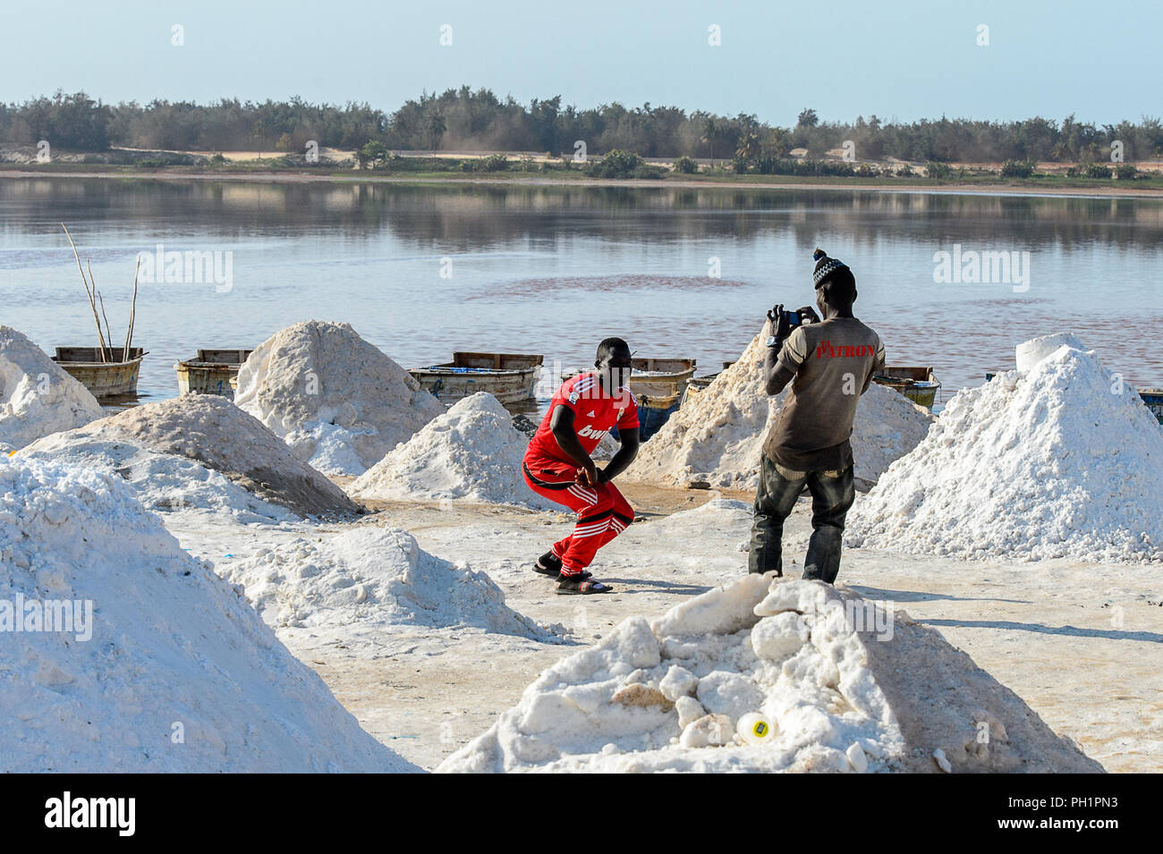 LAC ROSE, AU SÉNÉGAL - Apr 26, 2017 : Des Sénégalais prend une photo de son ami sur la côte du lac salé Lac Retba, Patrimoine Mondial de l'UNESCO Banque D'Images