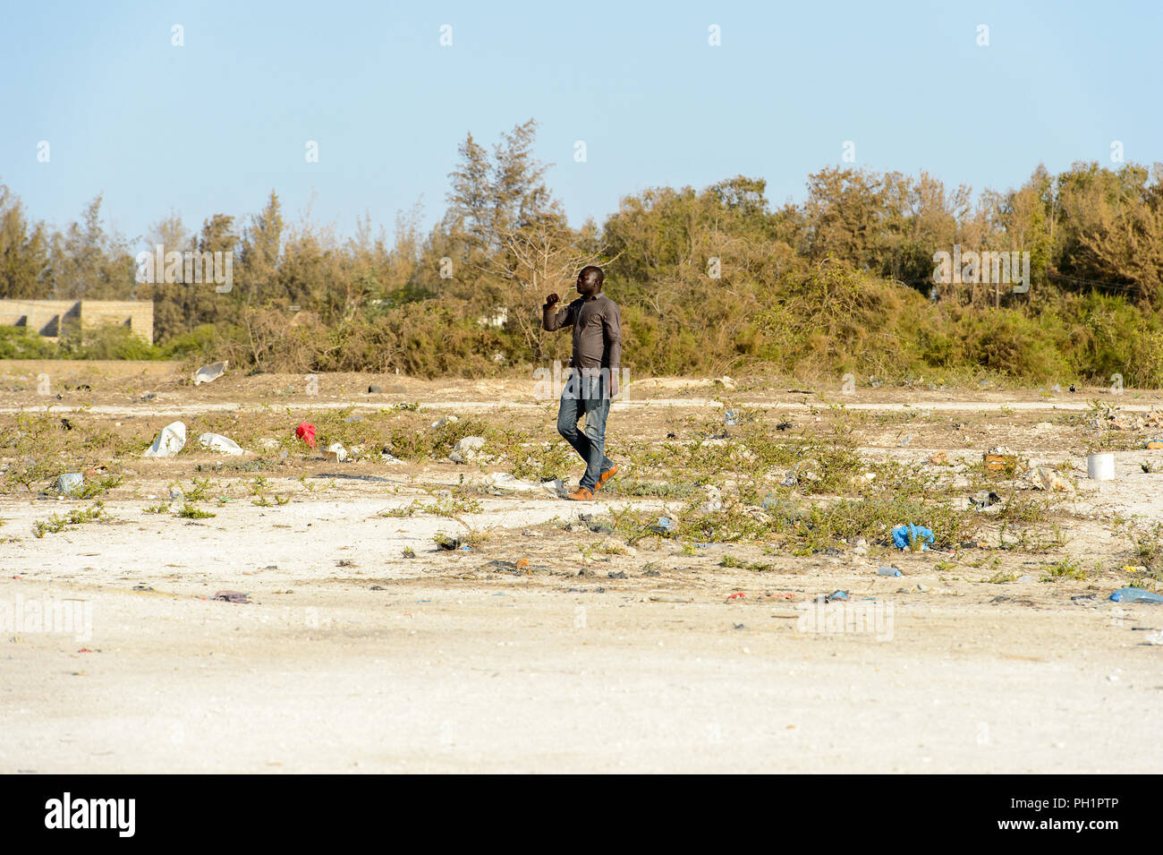 LAC ROSE, AU SÉNÉGAL - Apr 26, 2017 : Des Sénégalais promenades sur la côte du lac salé Lac Retba, Site du patrimoine mondial de l'UNESCO Banque D'Images