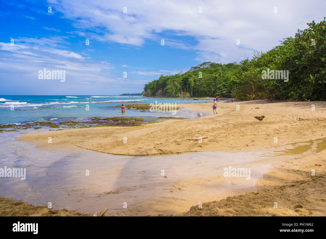 PUERTO VIEJO, COSTA RICA, juin, 26, 2018 : vue extérieure de personnes non identifiées, piscine et profiter de la journée ensoleillée et bleu waterin bea à Puerto Viejo Banque D'Images