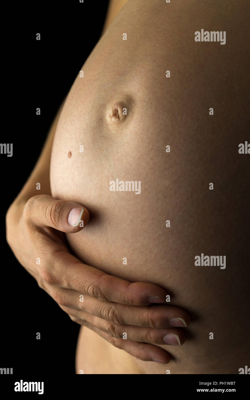 De Gros Plan Femme Enceinte Ventre Avec Sa Main Toucher Avec Amour Et Soin Pour Bebe Tendrement A Venir Sur Fond Noir Photo Stock Alamy
