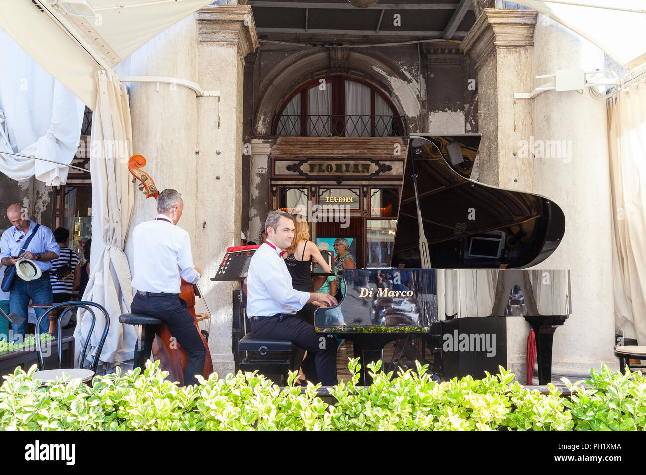 Vivre à l'extérieur de la scène Musicins Caffe Florian, Piazza San Marco, San Marco, Venise, Vénétie, Italie réputé pour être le plus vieux café du monde Banque D'Images