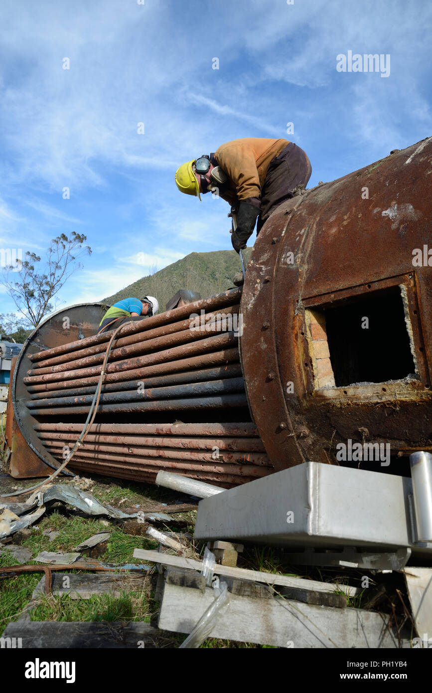 Greymouth, Nouvelle-Zélande, le 14 mai 2018 : Un ingénieur de coupe une ancienne chaudière pour la ferraille Banque D'Images