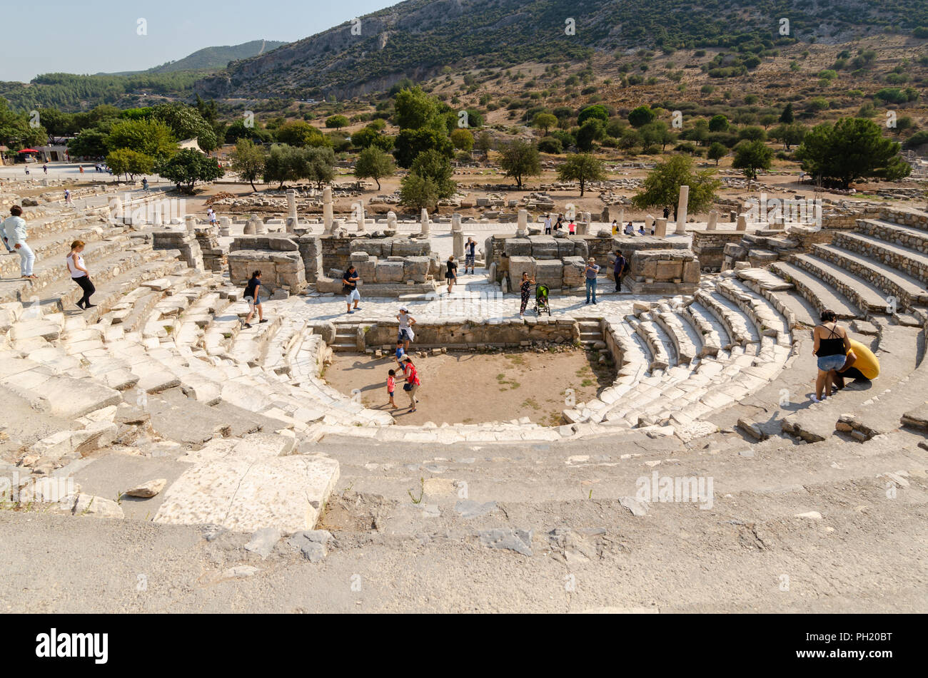 Ephèse (EFES) IZMIR, TURQUIE-AUGUST19,2018:Les touristes sont d'explorer et photographier l'amphithéâtre (Coliseum) dans la ville antique d'Ephèse, Banque D'Images