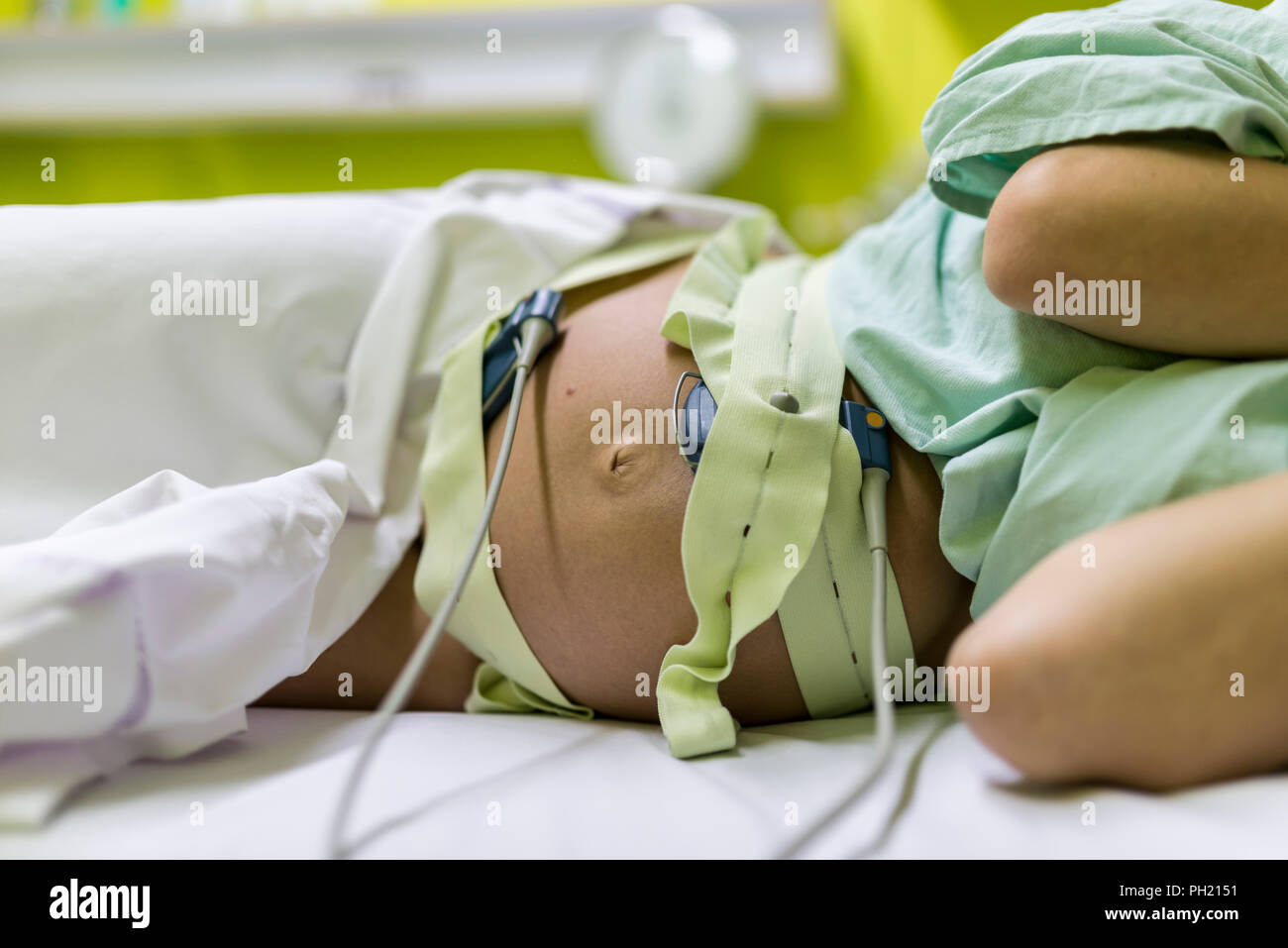 Femme enceinte en cardiotocography pour surveiller les contractions de l'utérus pendant l'accouchement. Banque D'Images