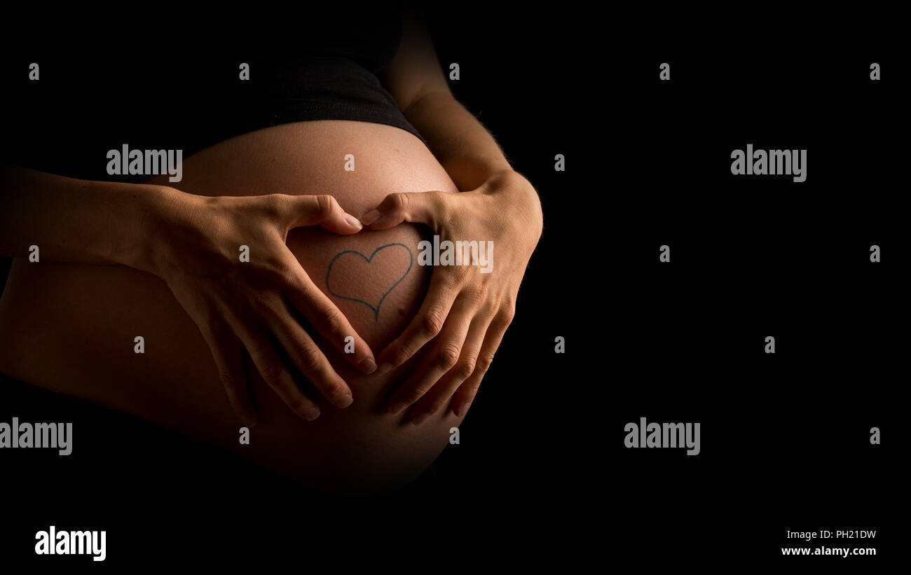 Close Up Femme Enceinte Mettant Lcoeur Tatouage Sur Le