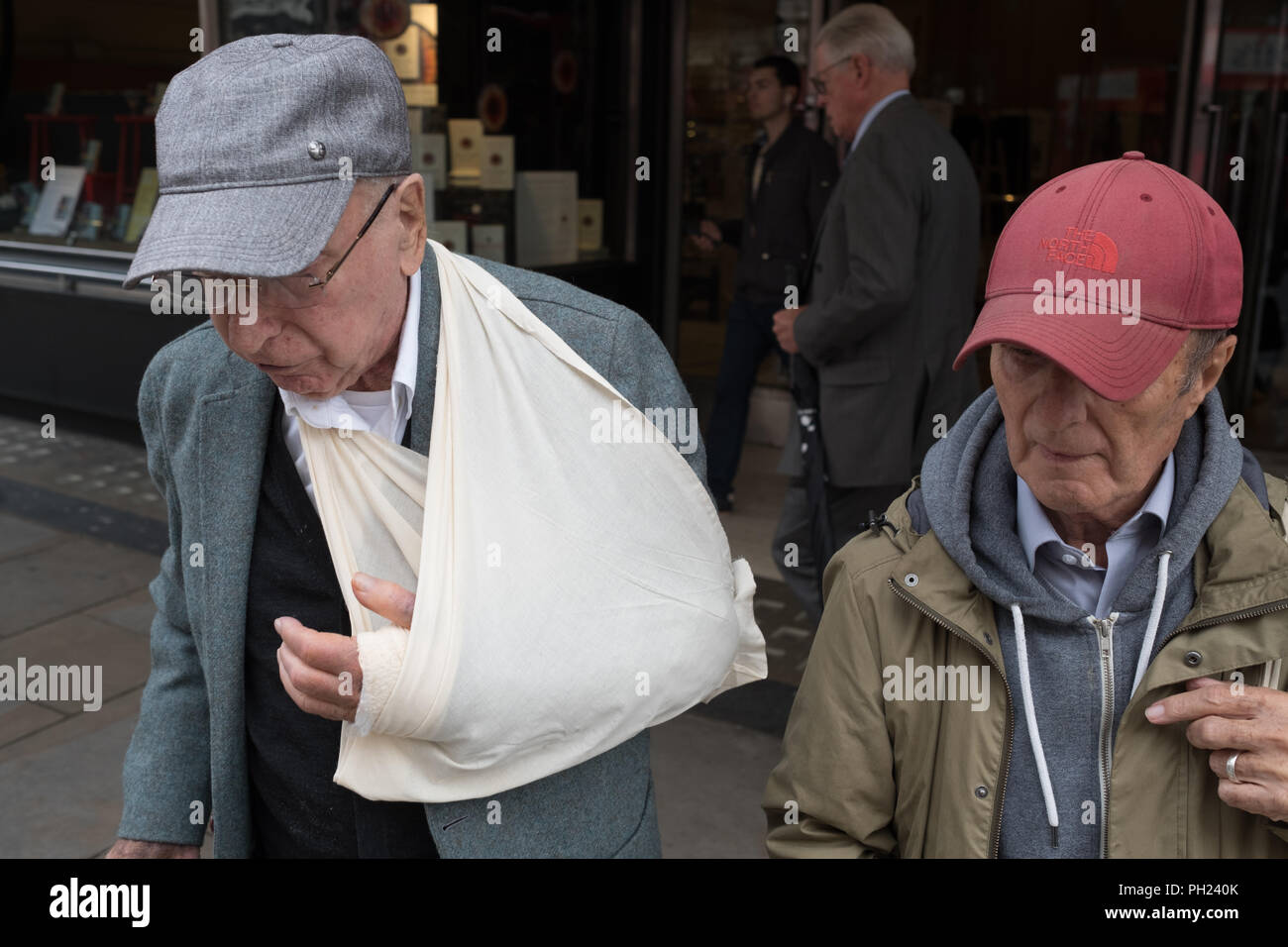 Un homme âgé avec bras cassé Banque D'Images
