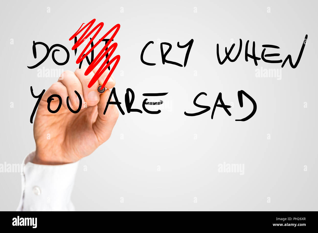 Ne Pas Pleurer Quand Vous Etes Triste Main Noire Citation Ecrite Textes Avec Effacement Rouge Sur Fond Gris Photo Stock Alamy Ne Pas Pleurer Quand Vous Etes Triste Main Noire Citation Ecrite Textes Avec Effacement Rouge Sur Fond Gris Photo Stock Alamy