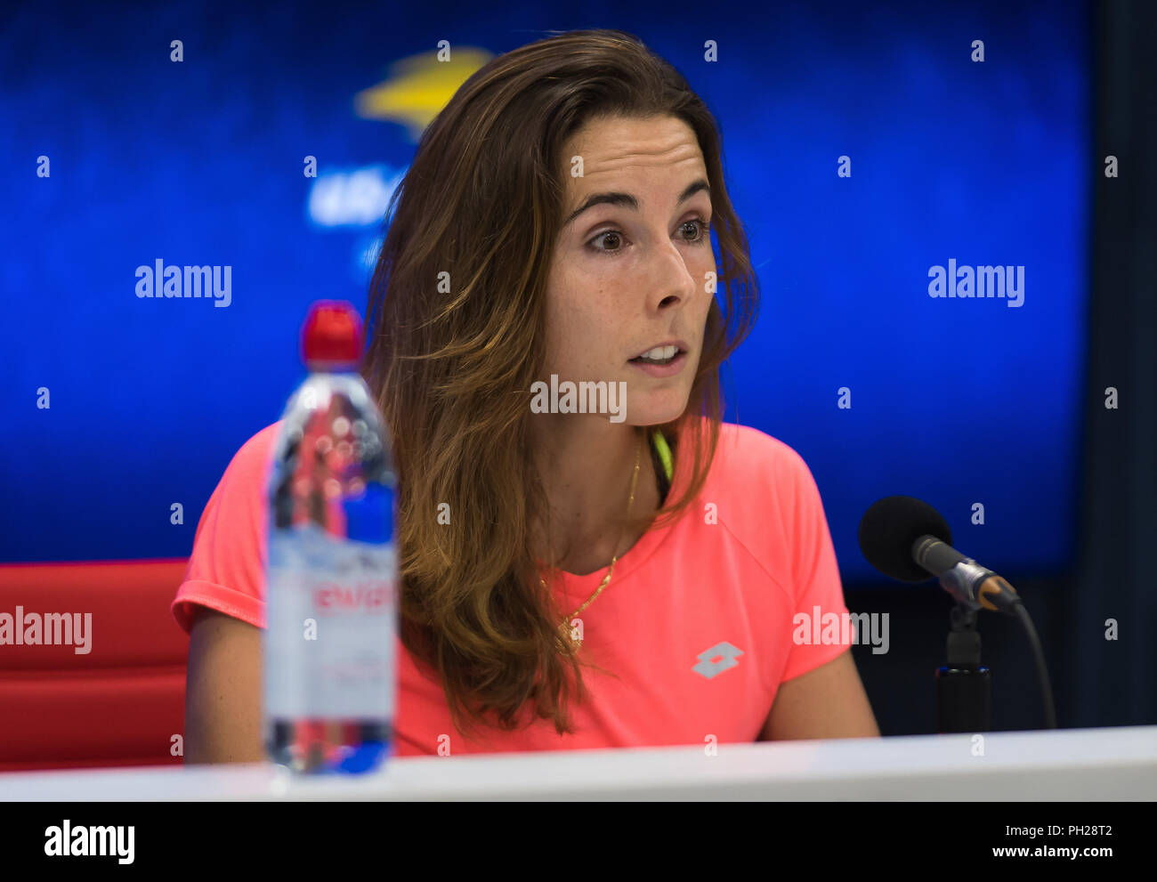 New York, USA. 29 août 2018 - New York, USA. Alize Cornet de France parle aux médias après avoir reçu un code illicite violation pendant au match d'hier de l'US Open 2018 Tournoi de tennis du Grand Chelem. Le 29 août 2018. Août 29, 2018. Credit : AFP7/ZUMA/Alamy Fil Live News Banque D'Images