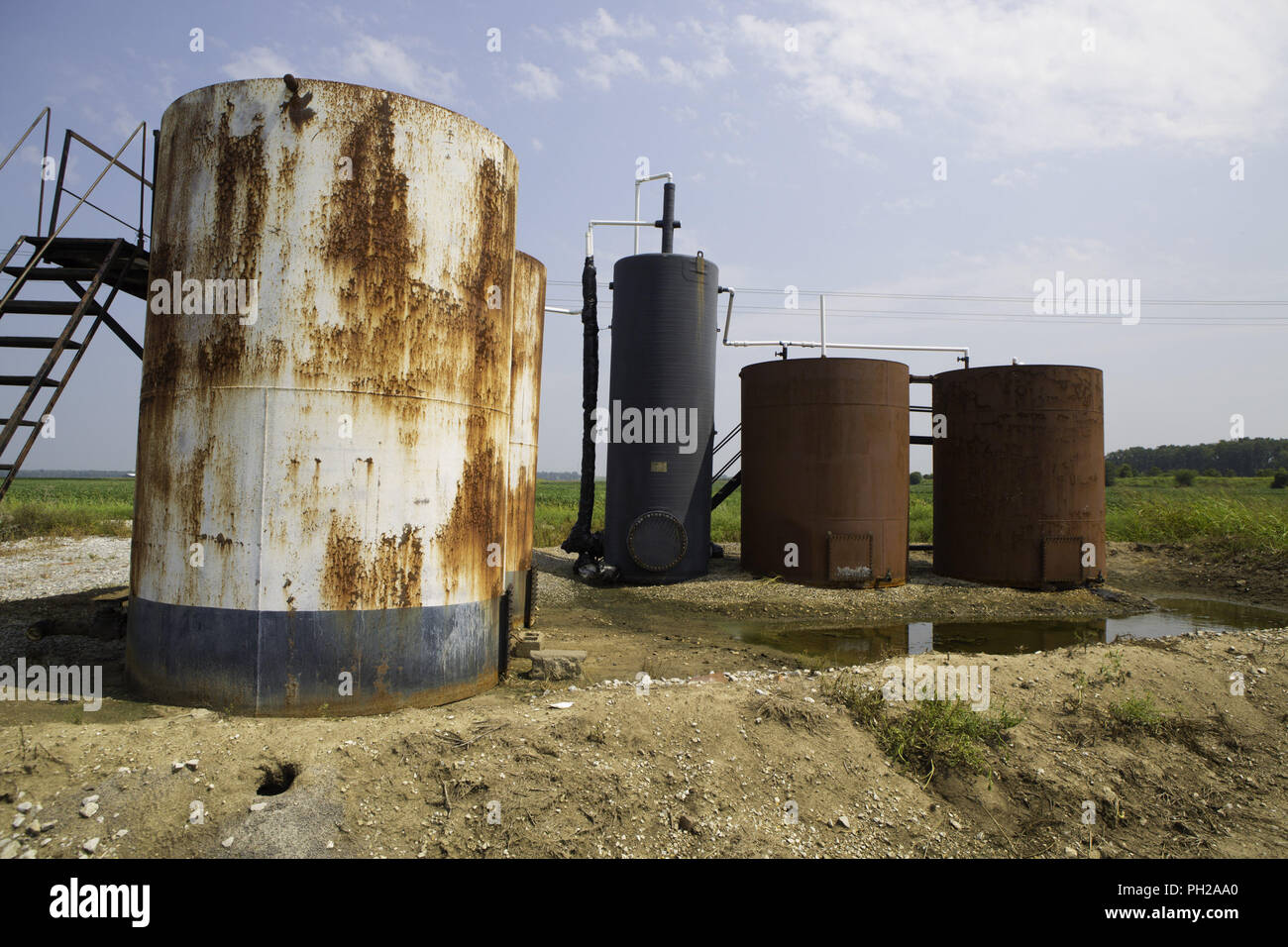 Lyles, Indiana, USA. Août 25, 2018. Des contenants d'huile sont indiqués sur la propriété de Norman Greer. Greer est un agriculteur qui cultive 300 acres dans la région de Lyles, Indiana. Greer a été agriculteurs depuis 1960 et est le dernier agriculteur noir et propriétaire du terrain qui a été la terre de sa famille l'agriculture depuis 1855. En plus de l'agriculture, Greer est propriétaire et pompe l'huile de sa terre et vend le produit à des entreprises de la région. En plus de l'agriculture, Greer est propriétaire et pompe l'huile de sa terre et vend le produit à des entreprises de la région.Le 31 août- 1 septembre 2018 Station Lyles célébrera le 20ème ann Banque D'Images