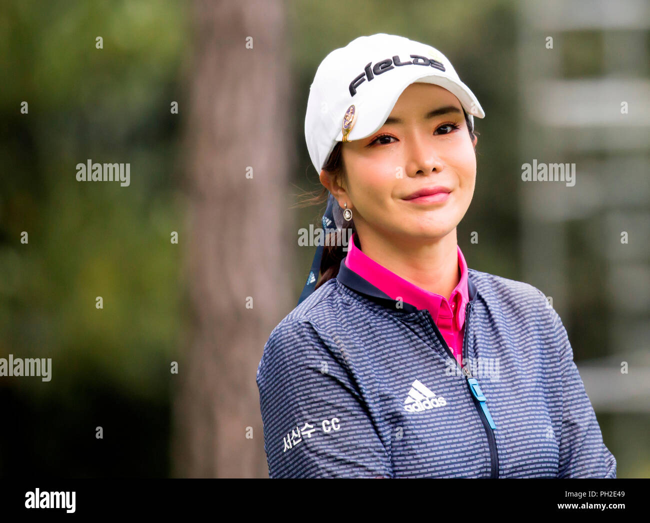 Jeongseon, est de Séoul, Corée du Sud. Août 25, 2018. Shin-Ae Ahn (KOR) Golf : Shin-Ae Ahn de Corée du Sud attend au 12e trou lors de la deuxième ronde de haut KLPGA1 Resort Chers Ouvrir dans le haut 20181 Country Club à Jeongseon, est de Séoul, Corée du Sud . Credit : Lee Jae-Won/AFLO/Alamy Live News Banque D'Images