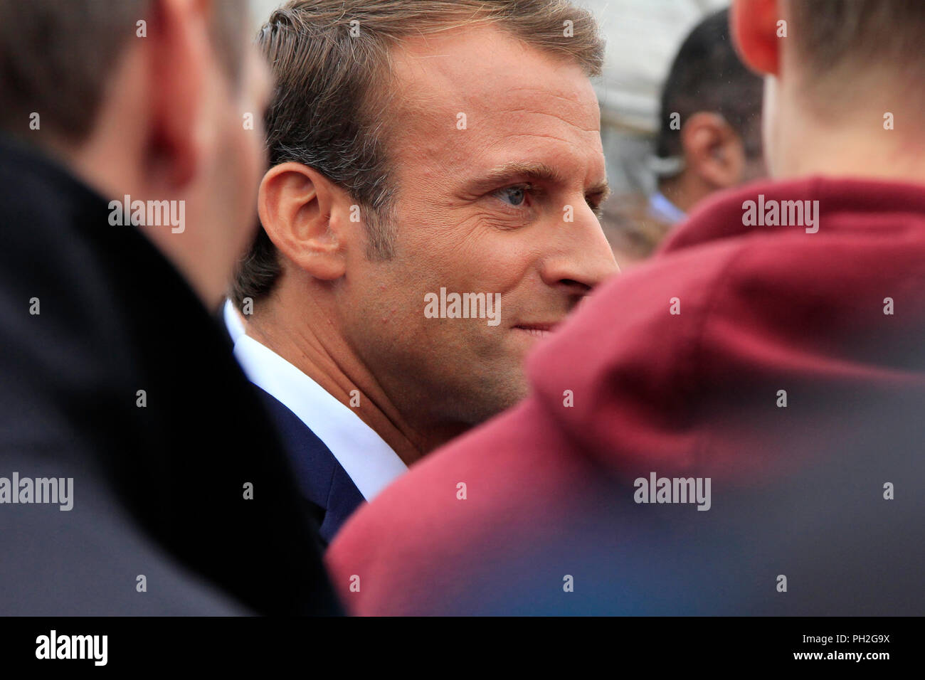 Helsinki, Finlande. Le 30 août 2018. Le président français, Emmanuel Macron accueille les gens sur la place du marché. Le président Macron et sa femme Brigitte Macron (pas en photo) sont en Finlande sur une visite officielle de deux jours. Credit : Taina Sohlman/Alamy Live News Banque D'Images