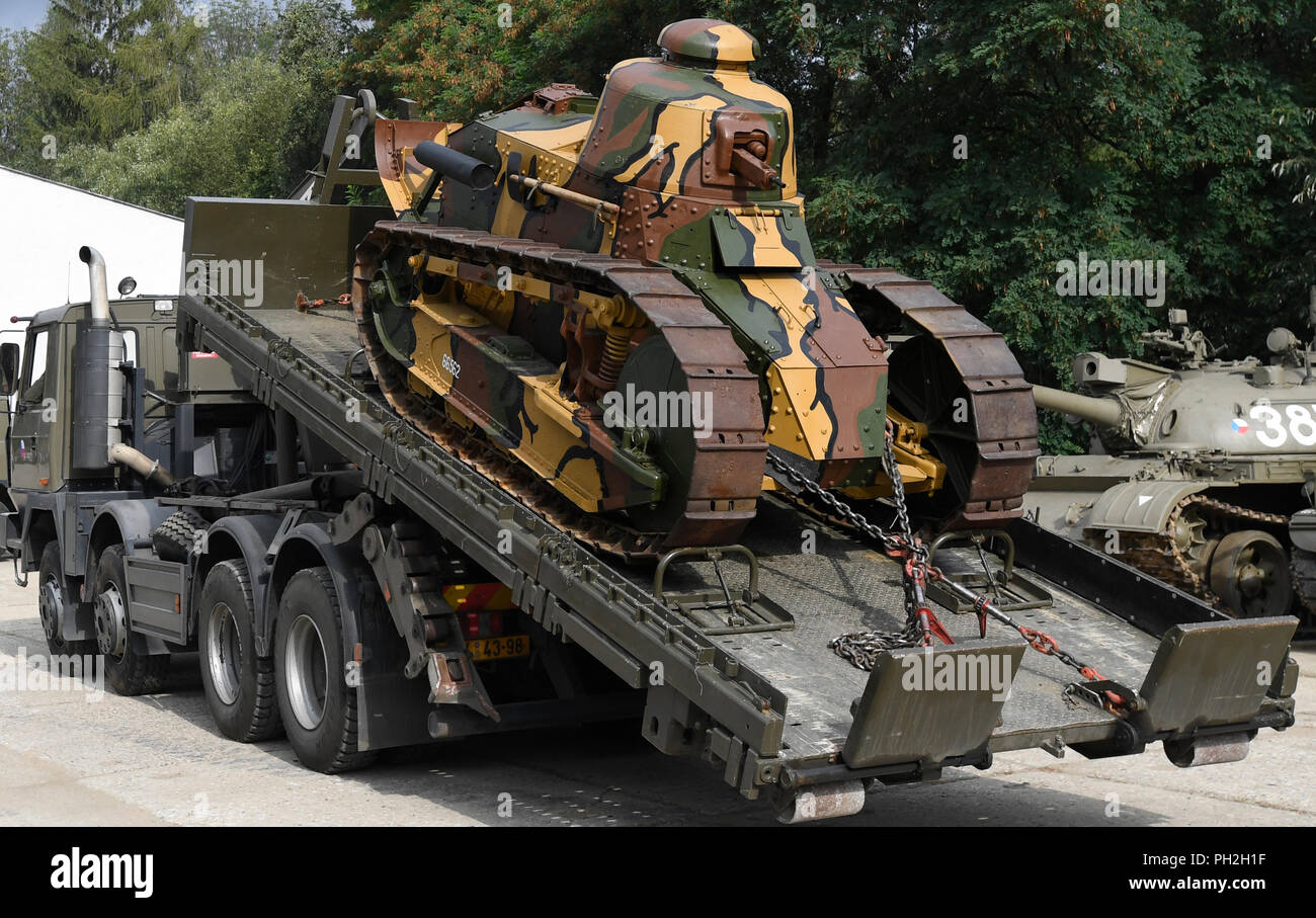 Lesany, République tchèque. Août 30, 2018. Un Renault FT-17 char léger historique ont été transférés d'un musée français pour le musée technique militaire à Lesany, la République tchèque, le 30 août 2018. Le premier réservoir dans l'arsenal de l'armée tchécoslovaque y sera présent le 1 septembre 2018 pendant la journée du réservoir à l'occasion de la création de la Tchécoslovaquie en 1918. Photo : CTK Michal Krumphanzl/Photo/Alamy Live News Banque D'Images