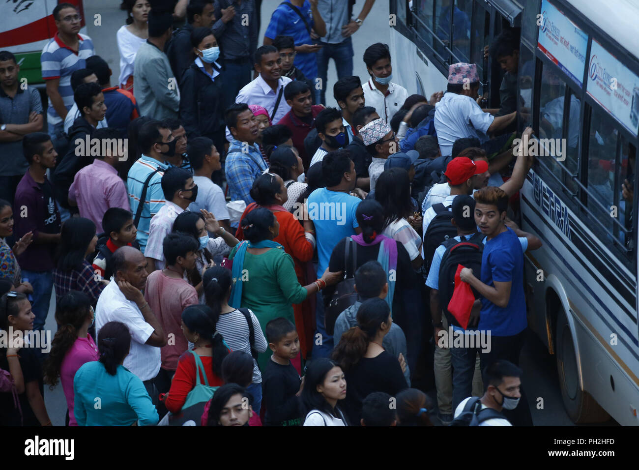 Katmandou, Népal. Août 30, 2018. Appuyez sur les navetteurs à travers un bus public comme les mouvements de la routes sont fermées pour escorter des dignitaires après le quatrième sommet de Bay of Bengal Initiative for Multi-Sectoral Technical and Economic Cooperation (BIMSTEC) à Katmandou, au Népal, le jeudi 30 août 2018. Credit : Skanda Gautam/ZUMA/Alamy Fil Live News Banque D'Images