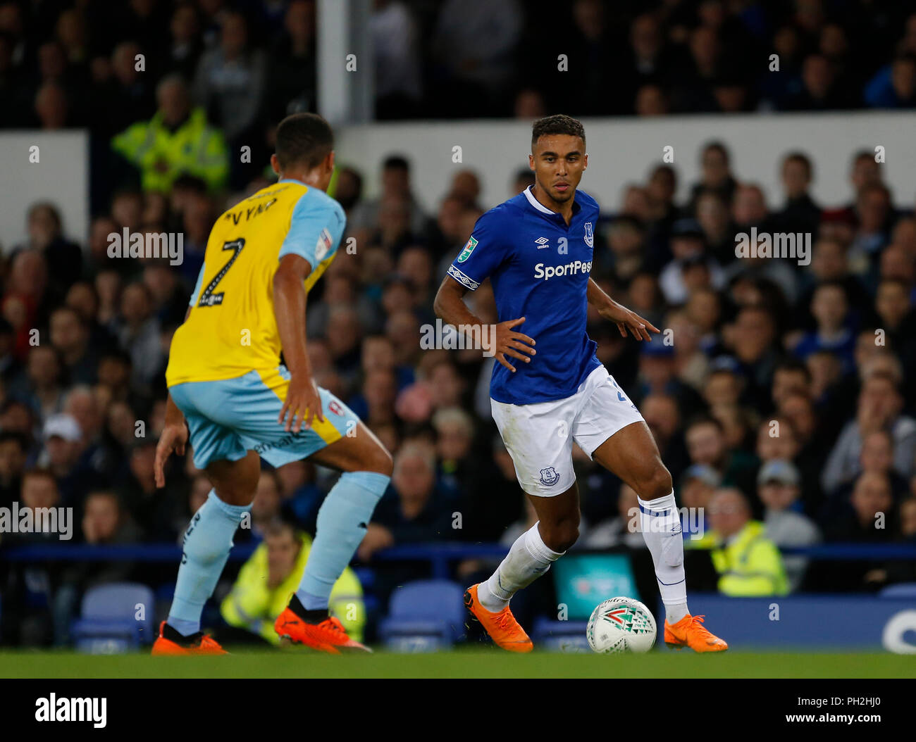 Goodison Park, Liverpool, Royaume-Uni. Août 28, 2018. 2ème tour football Coupe du buffle, Everton contre Rotherham ; Dominic Calvert-Lewin de Everton fonctionne à Zak Vyner de Rotherham United Credit : Action Plus Sport/Alamy Live News Banque D'Images