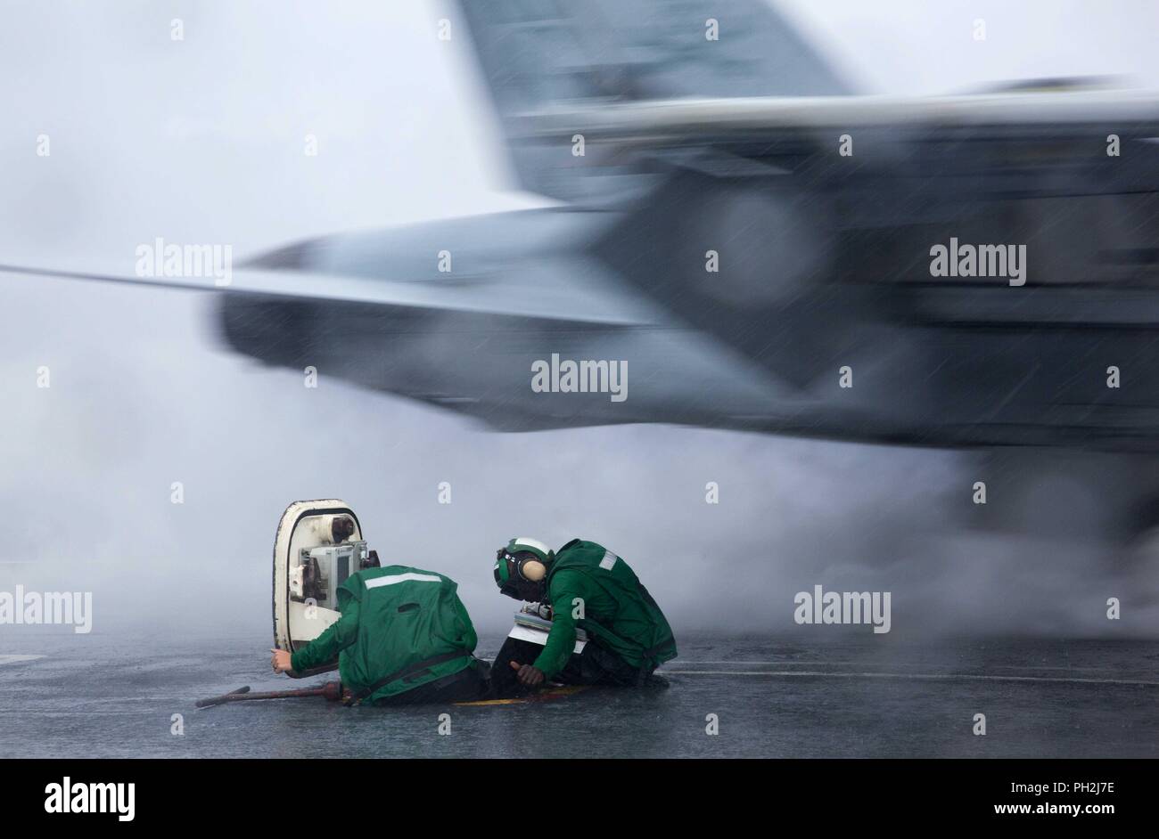 L'océan Atlantique. Août 28, 2018. Océan Atlantique (16 août 2000 28, 2018) l'Aviation Boatswain's Mates (Équipement) Airman Megan Brewington, gauche, et Abraham Amoateng communications conduite qu'un F/A-18F Super Hornet de la Jolly Rogers de Strike Fighter Squadron (VFA) 103 lance depuis la cabine de pilotage de la classe Nimitz porte-avions USS ABRAHAM LINCOLN (CVN 72). Abraham Lincoln est en cours avec le groupe aéronaval du CSG (12 12) Test de fonctionnement-1 (OT1) pour le F-35C Lightning II Joint Strike Fighter. (U.S. Photo par marine Spécialiste de la communication de masse 1re classe Brian M. Wilbur/libérés) Banque D'Images