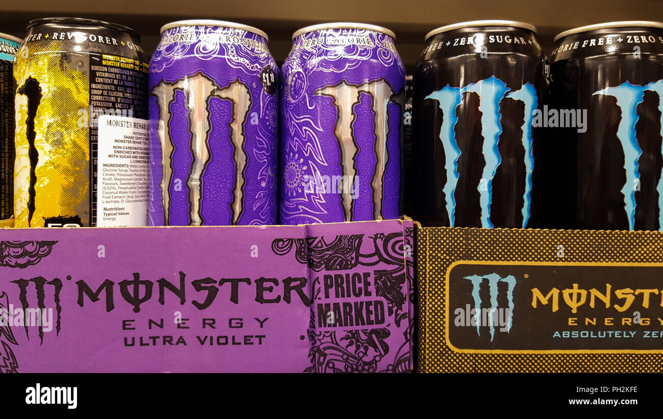 Londres. UK 30 Aug 2018 - Monster energy drinks à vendre dans un supermarché. Le Premier ministre britannique Theresa May a annoncé que le gouvernement britannique va interdire la vente de Red Bull, Monster et autres boissons énergétiques pour les enfants de moins de 18 ans en Angleterre au milieu d'une inquiétude croissante au sujet de l'impact que le haut-caféine, boissons en sucre ont sur les jeunes peopleÕs la santé. Credit : Dinendra Haria/Alamy Live News Banque D'Images