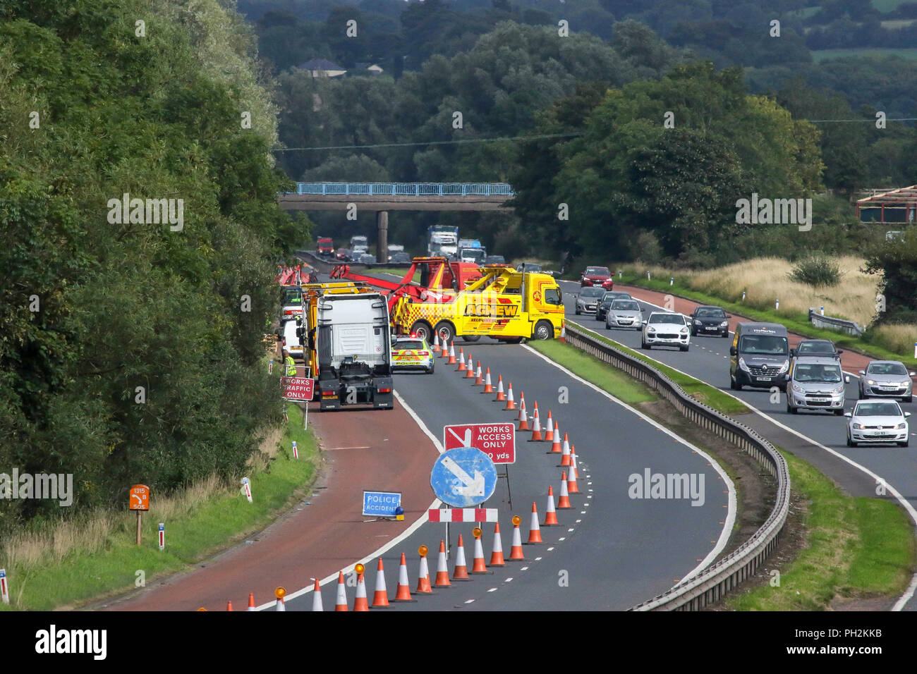 Moira, l'Irlande du Nord, Royaume-Uni. 30 août 2018. Renversé un camion a causé des perturbations importantes sur la M1 en Irlande du Nord. Le véhicule est parti de l'autoroute est de Moira sur le citybound 4 voies. Bouchons long suivis tout l'incident a été abordé avant l'citybound chaussée a été complètement fermé pour que le véhicule puisse être récupéré et déposé. Crédit : David Hunter/Alamy Live News. Banque D'Images