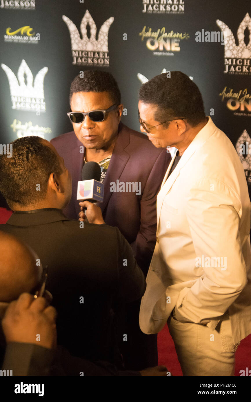 Las Vegas, USA. 29 août 2018. Tito et Jackie Jackson marche le tapis rouge à la célébration de ce qui aurait été leur frère Michael's 60e anniversaire le 29 août 2018 au Mandalay Bay à Las Vegas, NV. Crédit : l'accès Photo/Alamy Live News Banque D'Images