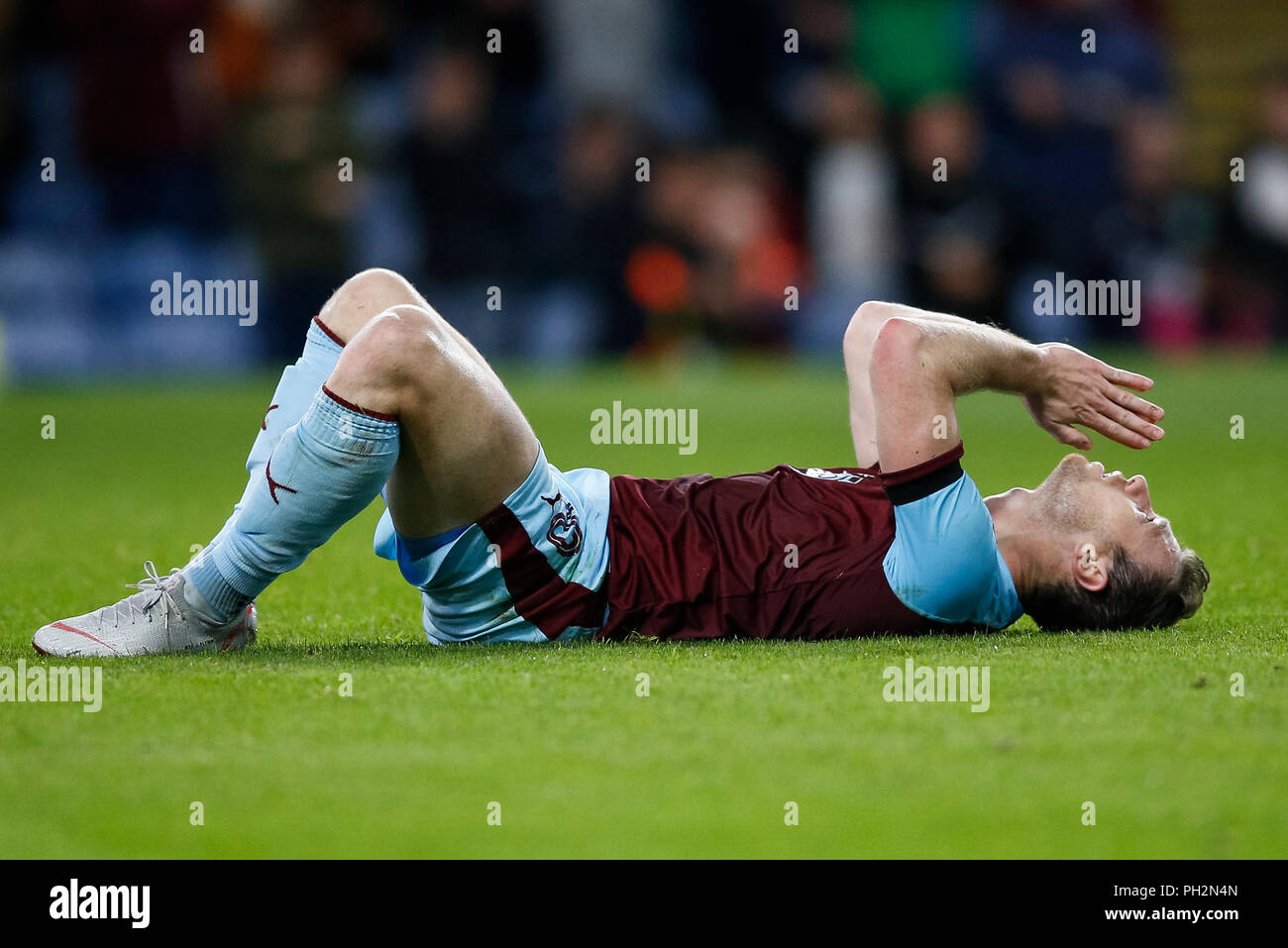 Burnley, Royaume-Uni. 30 août 2018. Ashley Barnes de Burnley est abattu au cours de l'UEFA Europa League Play-Off tour deuxième match de jambe entre Burnley et l'Olympiakos à Turf Moor le 30 août 2018 à Burnley, en Angleterre. Credit : PHC Images/Alamy Live News Banque D'Images