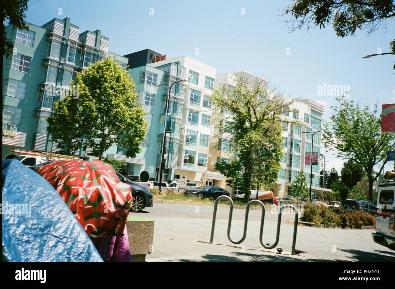 Bâches et tentes d'un campement de sans-abri dans la région de Berkeley, Californie avec nouvel immeuble en arrière-plan, sur l'Avenue Shattuck, le 17 mai 2018. () Banque D'Images