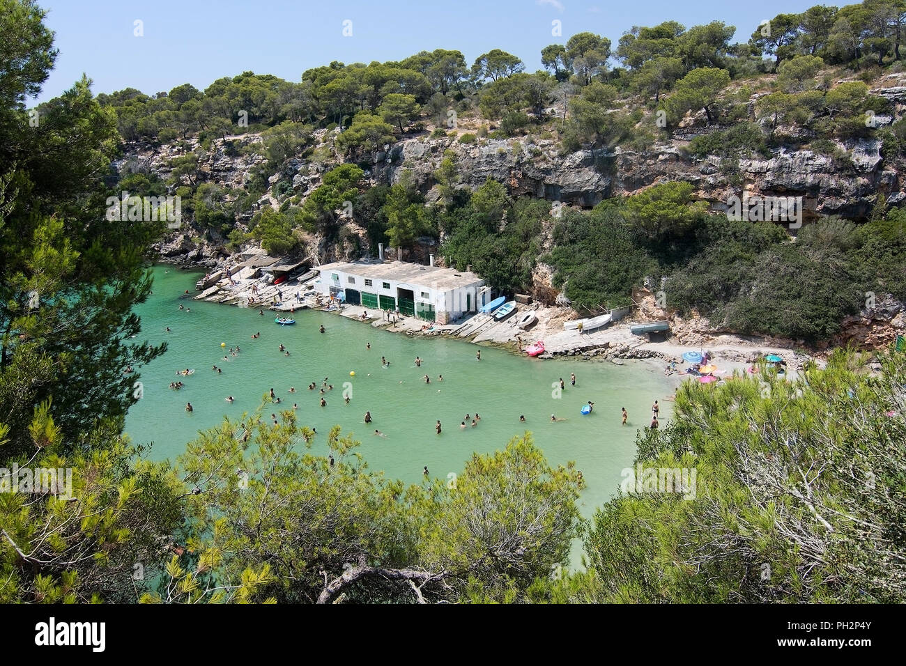 MALLORCA, ESPAGNE - 7 août 2018 : plage de Cala Pi avec les touristes sur une journée ensoleillée, le 7 août 2018 à Majorque, Espagne Banque D'Images