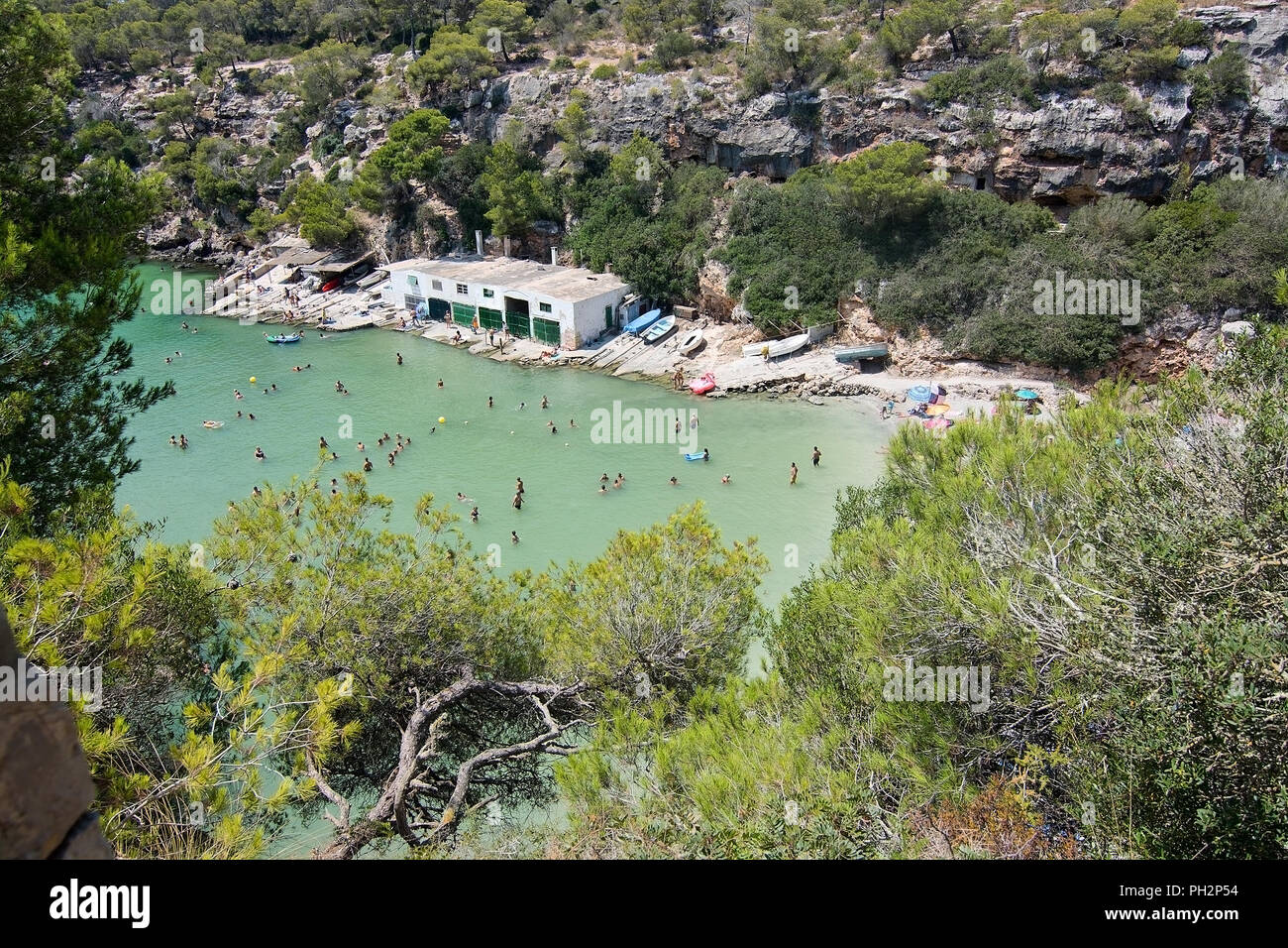 MALLORCA, ESPAGNE - 7 août 2018 : plage de Cala Pi avec les touristes sur une journée ensoleillée, le 7 août 2018 à Majorque, Espagne Banque D'Images