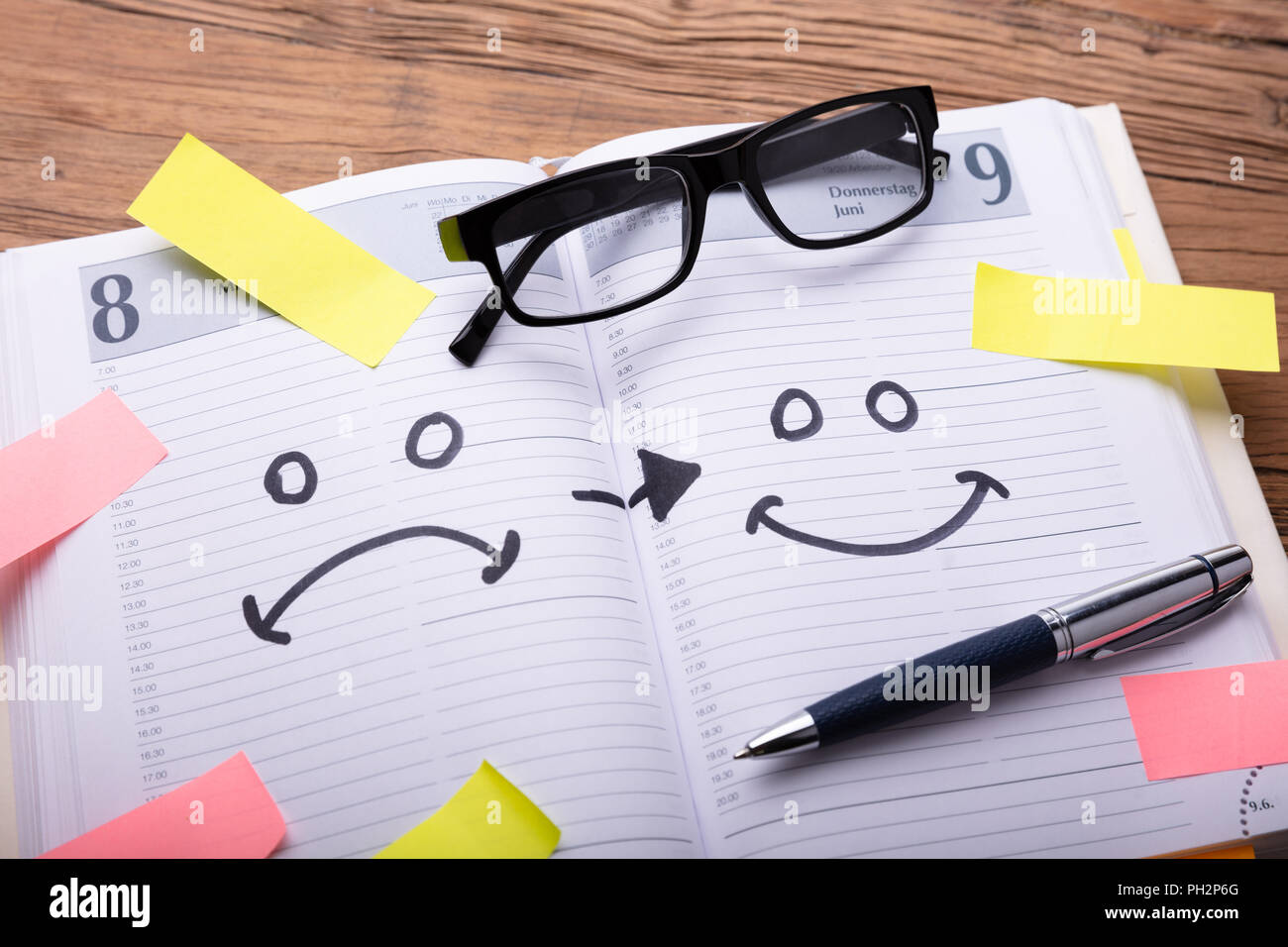 Triste et heureux des icônes d'émotion tirée dans Journal intime avec stylo et lunettes Banque D'Images