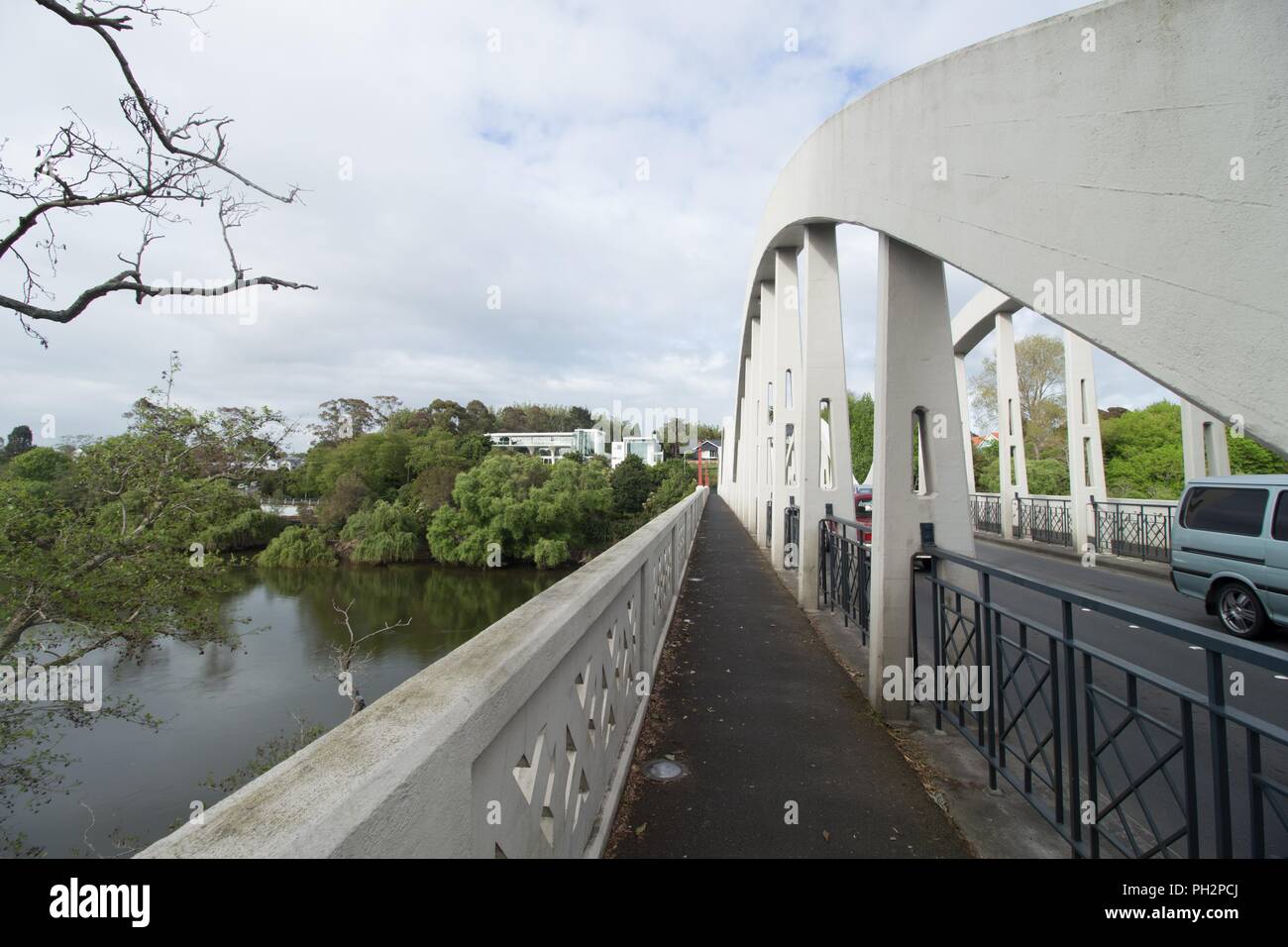 Vue vers le bas l'emblématique pont Fairfield à Hamilton, Nouvelle-Zélande, un jour ensoleillé, Novembre, 2017. () Banque D'Images