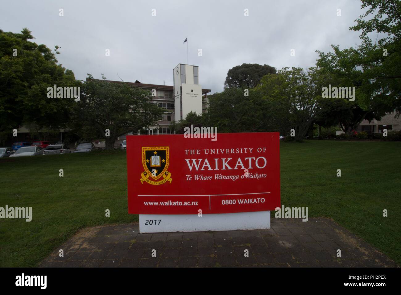 Signer avec campus bâtiments en arrière-plan à l'Université de Waikato à Hamilton, Nouvelle-Zélande sur l'image, Novembre, 2017. () Banque D'Images