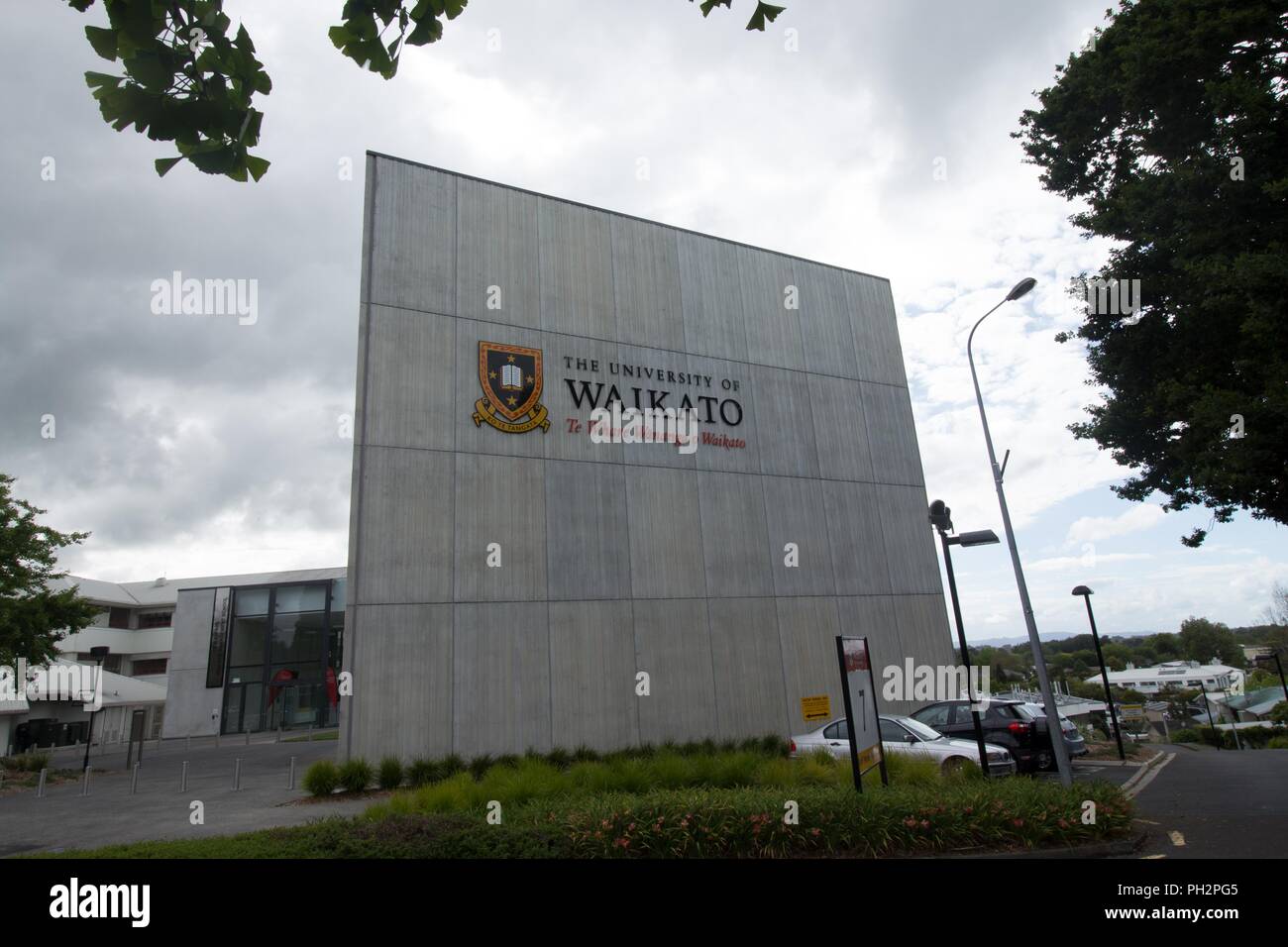 Signer avec campus bâtiments en arrière-plan à l'Université de Waikato à Hamilton, Nouvelle-Zélande sur l'image, Novembre, 2017. () Banque D'Images
