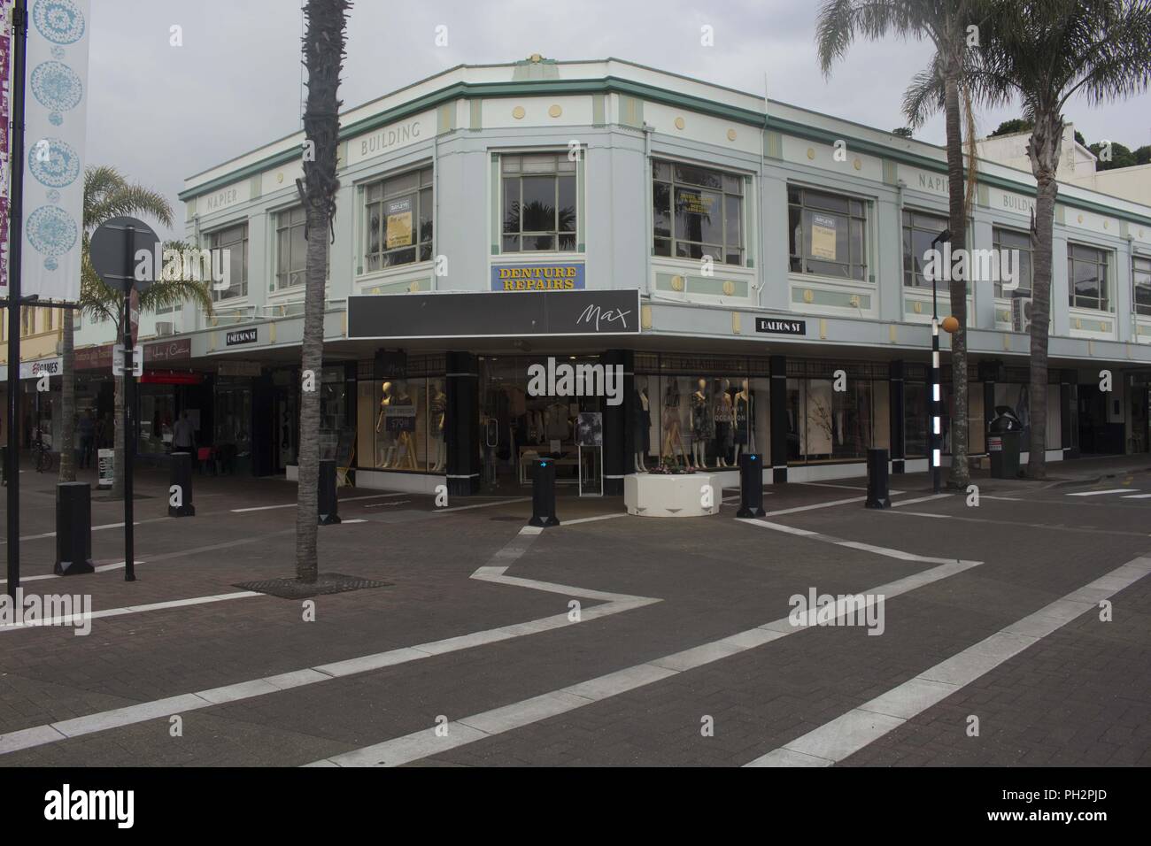 Commerçant sur l'image au centre-ville de Napiers, Nouvelle-Zélande, avec des magasins de détail visibible, 29 novembre 2017. () Banque D'Images