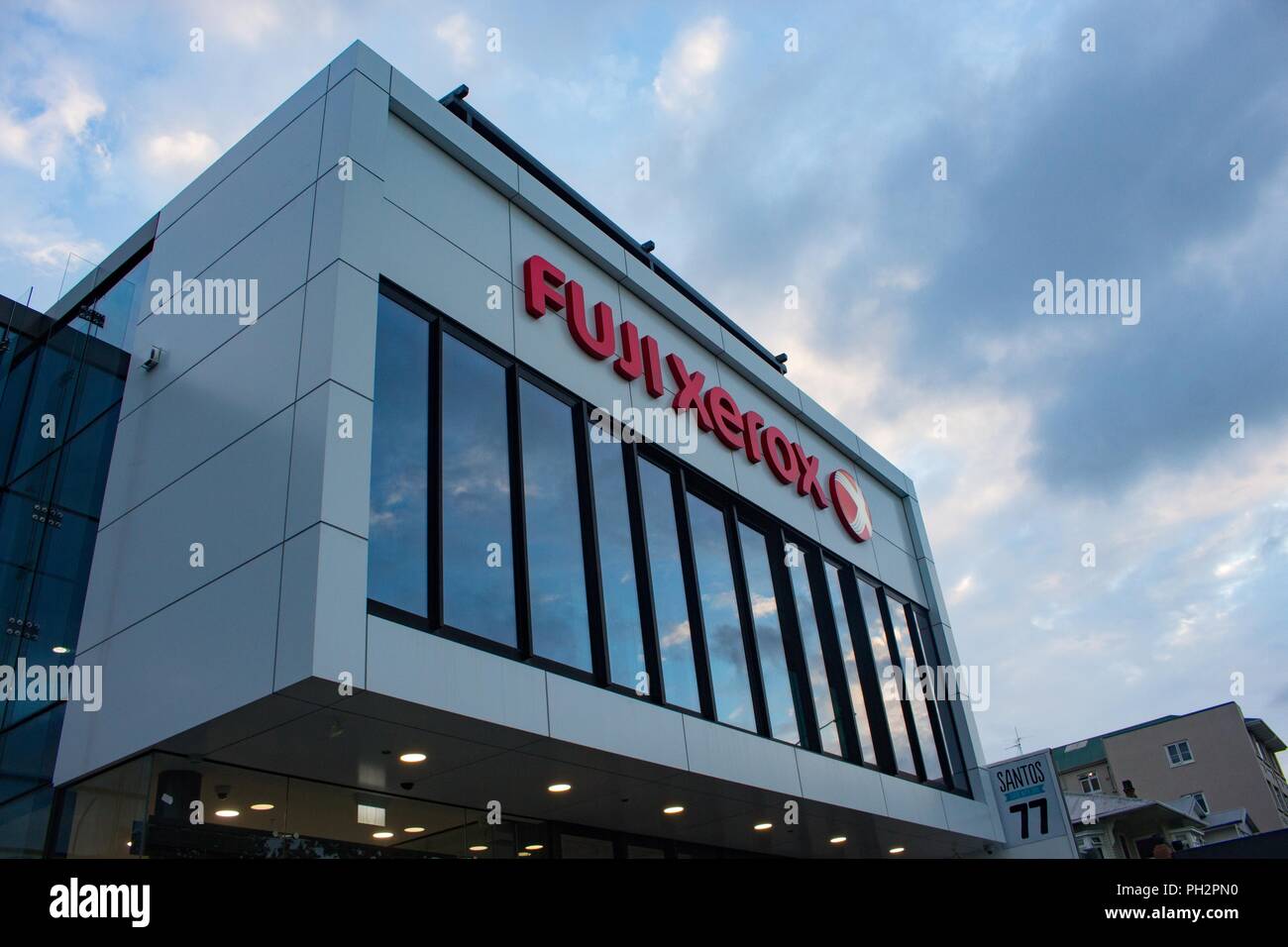 Signer avec le logo sur façade de siège régional de Fuji Xerox dans Auckland, Nouvelle-Zélande, le 26 février 2018. () Banque D'Images