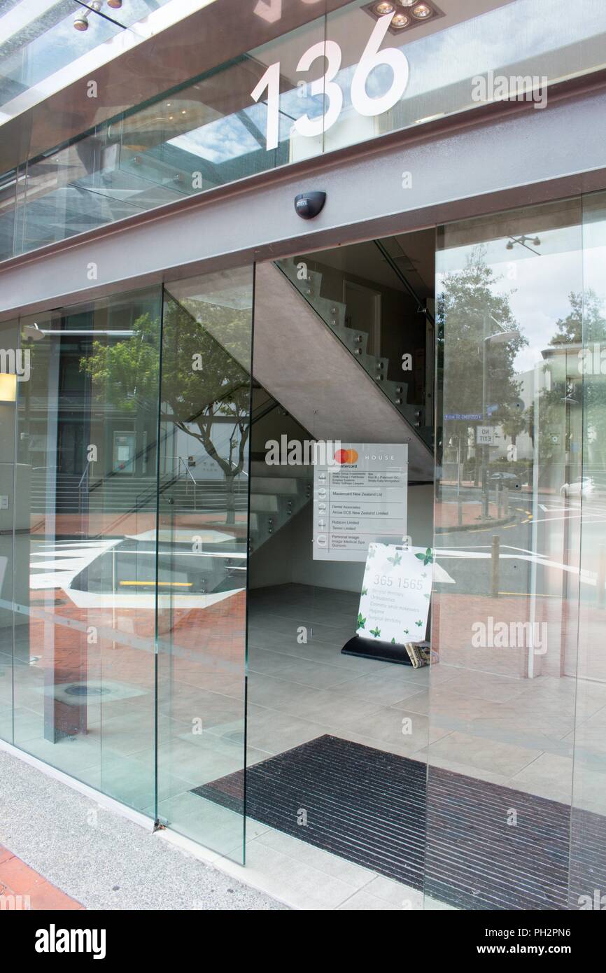 Entrée avec logo et inscription visible au siège régional de Mastercard dans Auckland, Nouvelle-Zélande, le 26 février 2018. () Banque D'Images