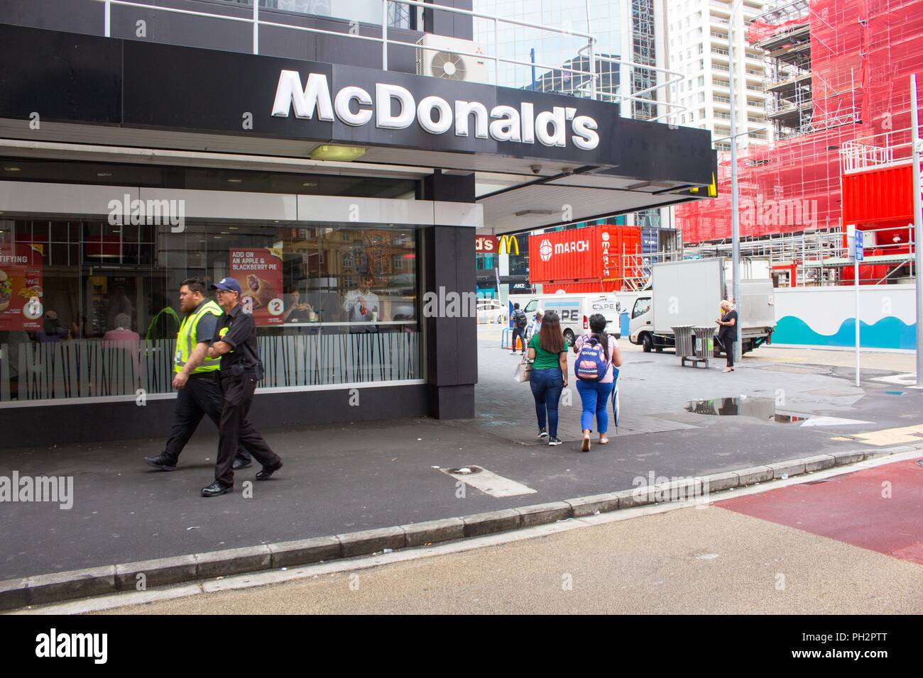 Les gens passent devant un McDonald's restaurant fast food à Auckland, Nouvelle-Zélande, le 27 février 2018. () Banque D'Images