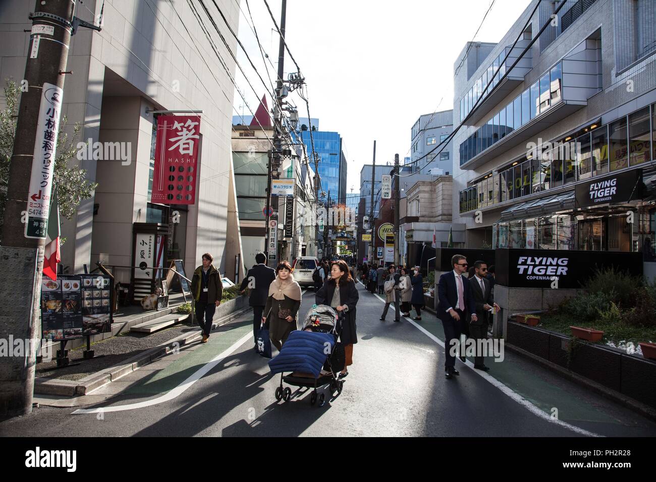 L'avenue Omotesando bondé à Minato, Tokyo, Japon, le 16 novembre 2017. () Banque D'Images