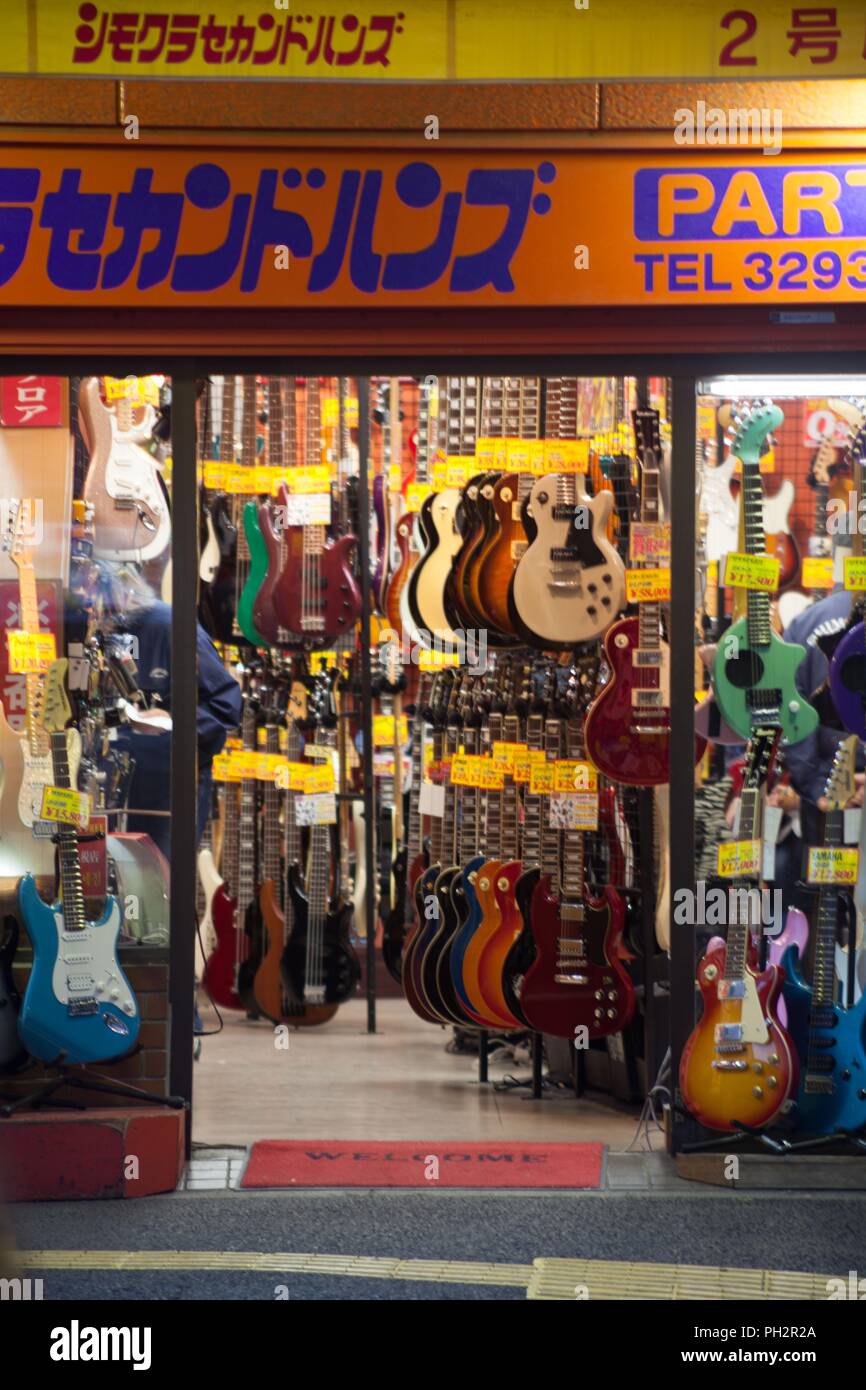 Fenêtre d'affichage du magasin à la guitare instrument de musique Ochanomizu Avenue, Tokyo, Japon, le 25 novembre 2017. () Banque D'Images
