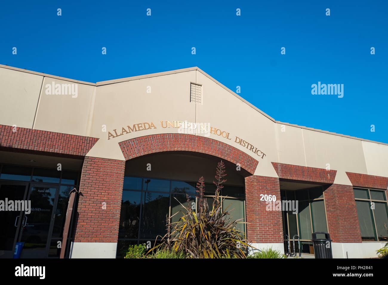 Inscrivez-vous sur façade du siège administratif de l'Alameda Unified School District sur l'île d'Alameda, Alameda, Californie, le 9 juillet 2018. () Banque D'Images