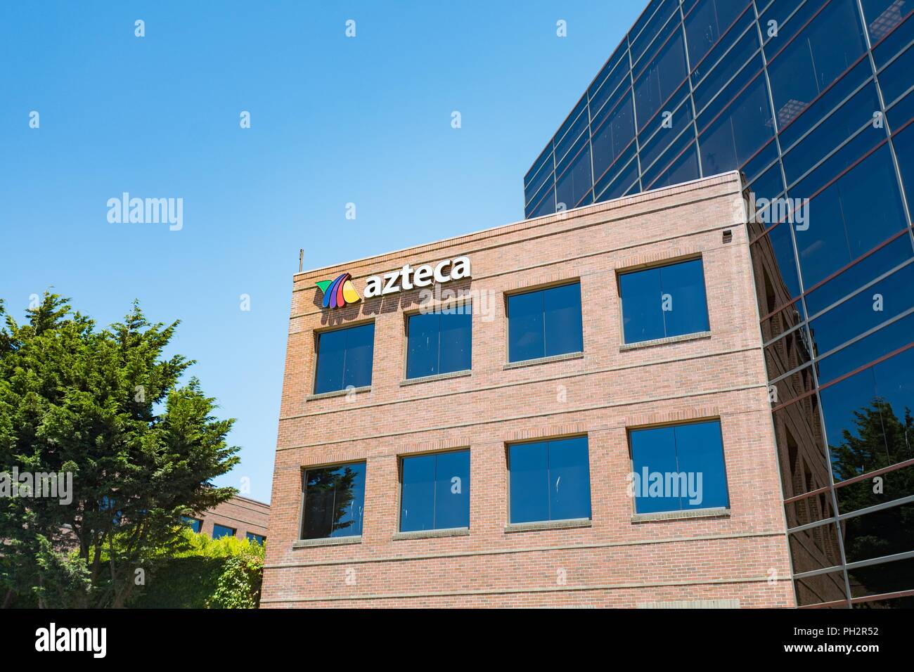 Façade avec logo et inscription au siège de l'entreprise de télévision Azteca à Emeryville, Californie, le 10 juillet 2018. () Banque D'Images