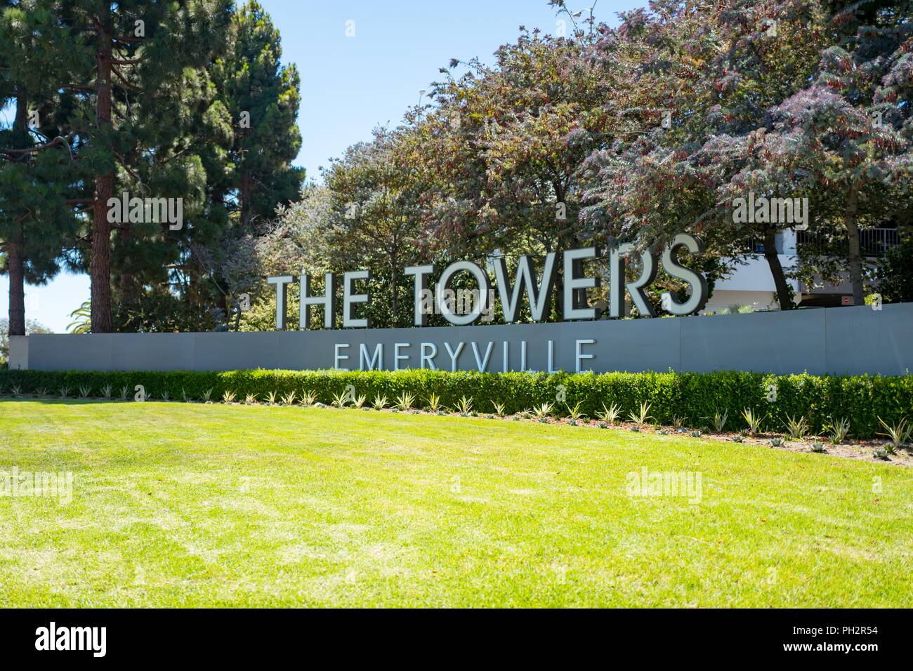 Signer avec logo à l'entrée du parc de bureaux dans des tours d'Emeryville Emeryville, Californie, le 10 juillet 2018. () Banque D'Images Signer avec logo à l'entrée du parc de bureaux dans des tours d'Emeryville Emeryville, Californie, le 10 juillet 2018. () Banque D'Images