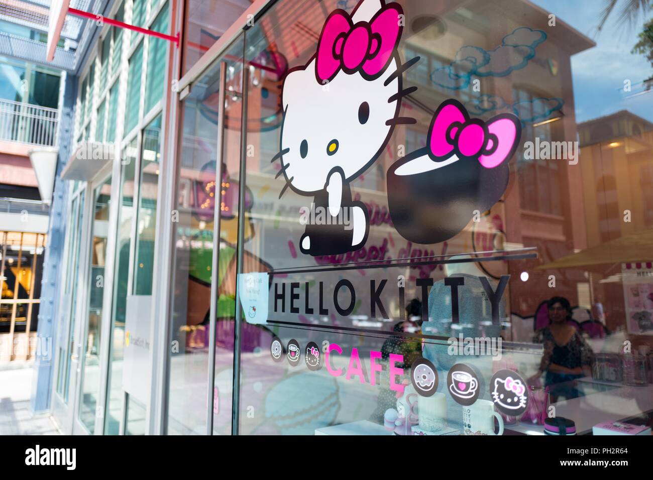 Façade de l'Hello Kitty Café, un café ouvert récemment exploité par la compagnie japonaise Sanrio, sur Santana Row dans la Silicon Valley, San Jose, Californie, le 18 juillet 2018. () Banque D'Images