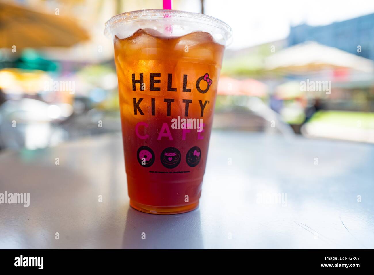 Rose Thé à saveur de verre dans le Hello Kitty Café, un café ouvert récemment exploité par la compagnie japonaise Sanrio, sur Santana Row dans la Silicon Valley, San Jose, Californie, le 18 juillet 2018. () Banque D'Images
