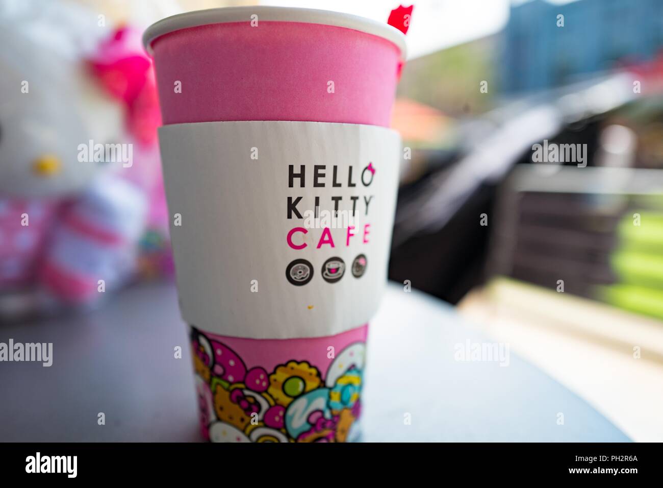Close-up of Coffee cup avec logo en Hello Kitty Café, un café ouvert récemment exploité par la compagnie japonaise Sanrio, sur Santana Row dans la Silicon Valley, San Jose, Californie, le 18 juillet 2018. () Banque D'Images