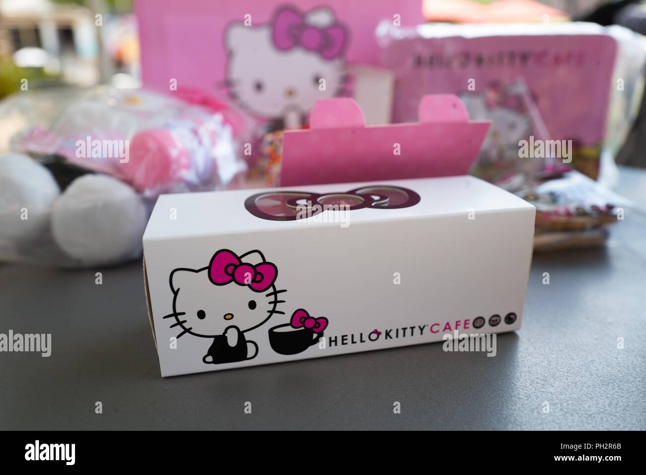 Marchandises sur l'affichage à l'Hello Kitty Café, un café ouvert récemment exploité par la compagnie japonaise Sanrio, sur Santana Row dans la Silicon Valley, San Jose, Californie, le 18 juillet 2018. () Banque D'Images