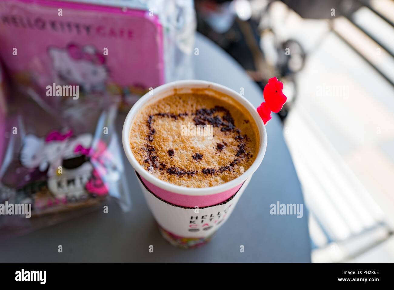 Latte art avec le personnage Hello Kitty Hello Kitty au café, un café ouvert récemment exploité par la compagnie japonaise Sanrio, sur Santana Row dans la Silicon Valley, San Jose, Californie, le 18 juillet 2018. () Banque D'Images