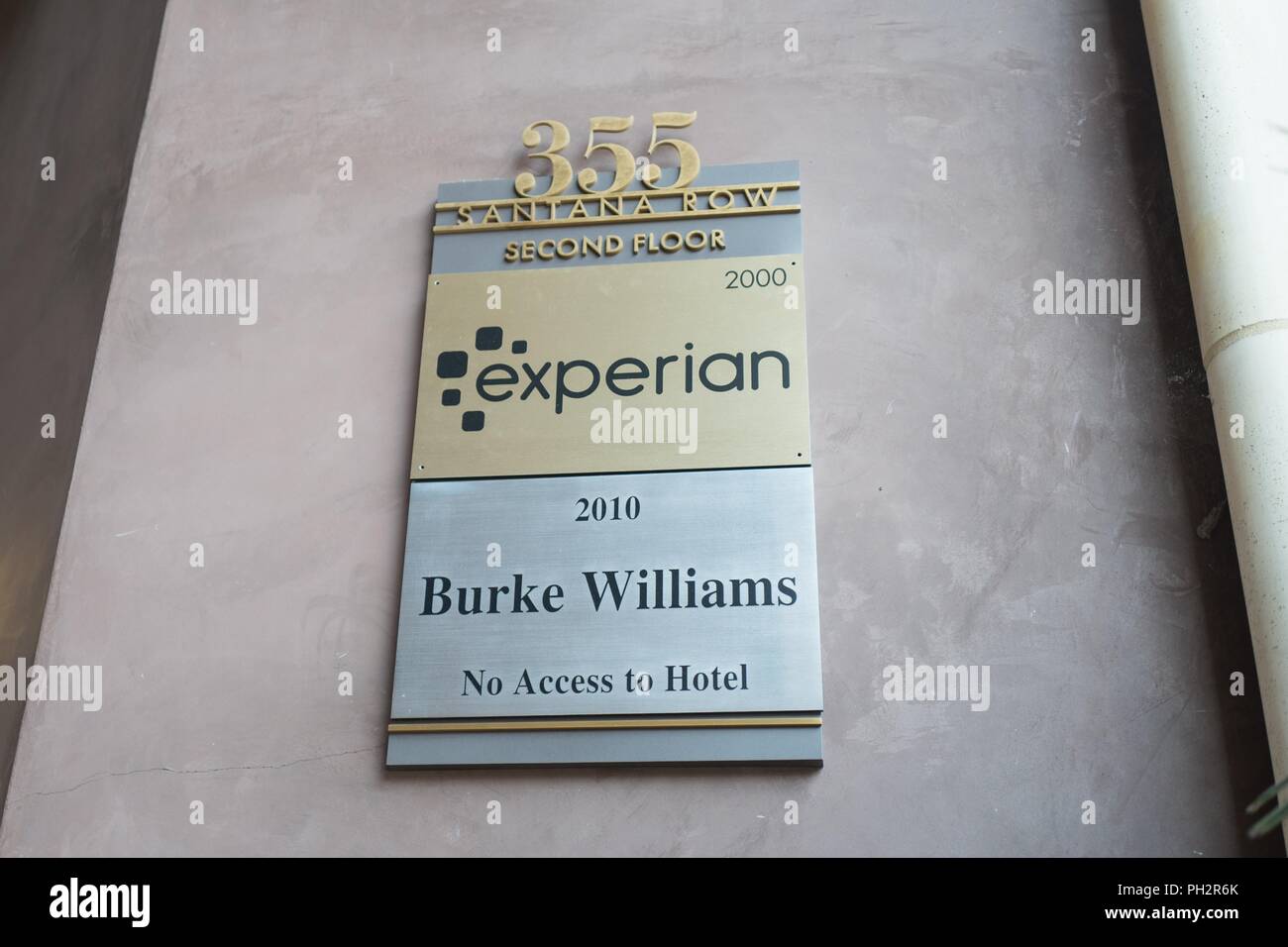 Close-up de signer au bureau local de bureau de crédit Experian sur Santana Row dans la Silicon Valley, San Jose, Californie, le 18 juillet 2018. () Banque D'Images