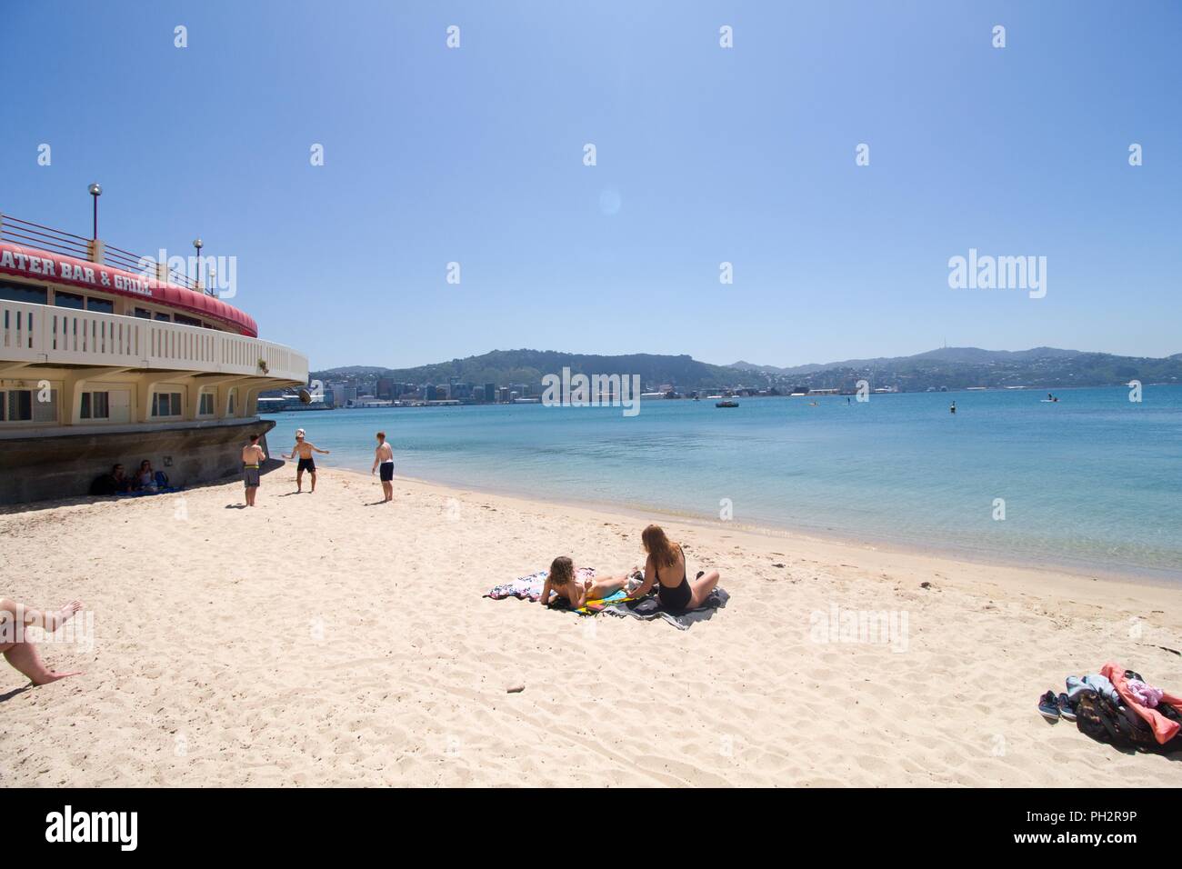 Le soleil à l'Oriental Bay au centre-ville de Wellington, Nouvelle-Zélande, le 28 novembre 2017. () Banque D'Images