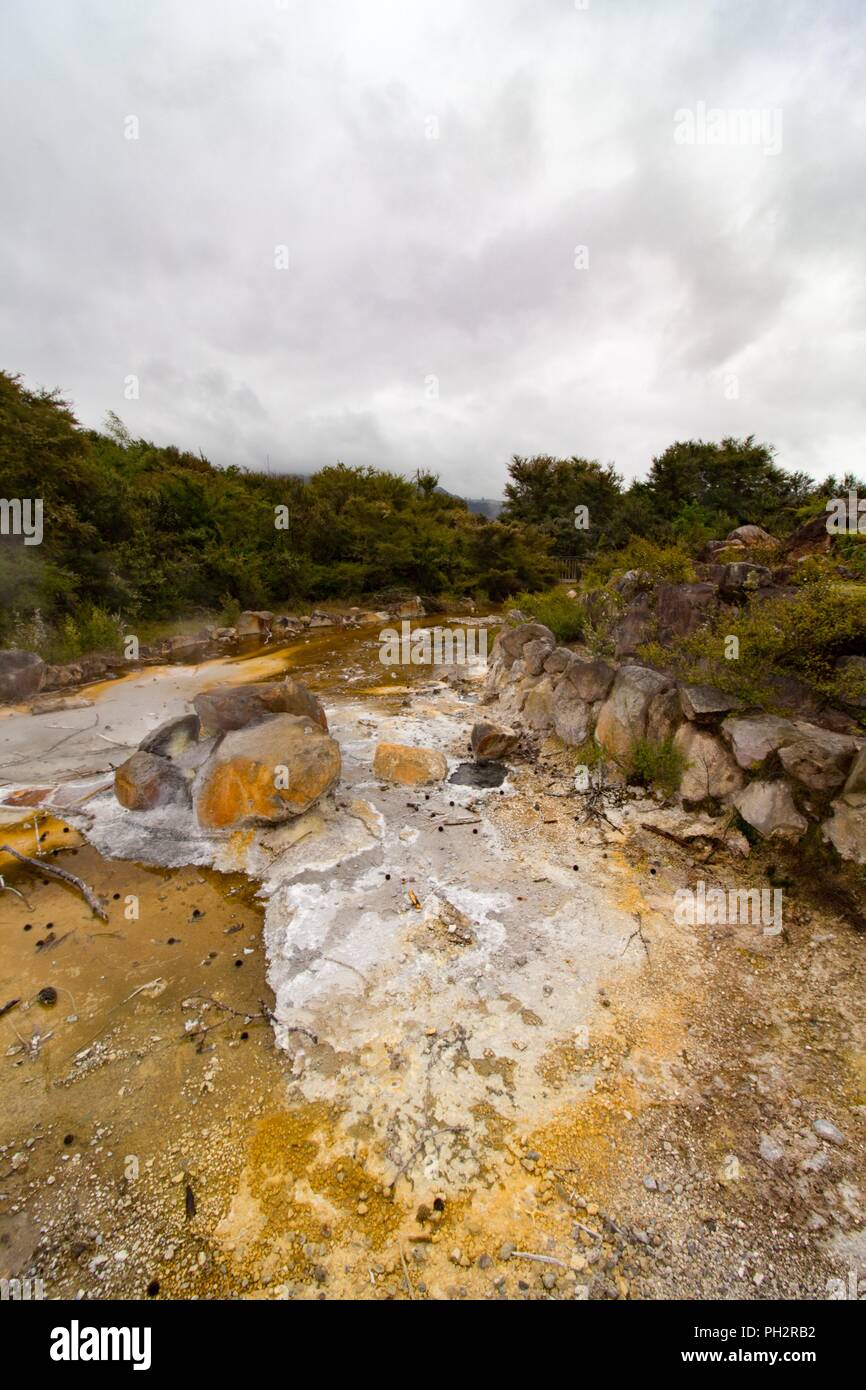 Minéral des roches colorées à hot spring river lit dans la Vallée volcanique de Waimangu, Rotorua, île du Nord, Nouvelle-Zélande, le 3 novembre 2017. () Banque D'Images