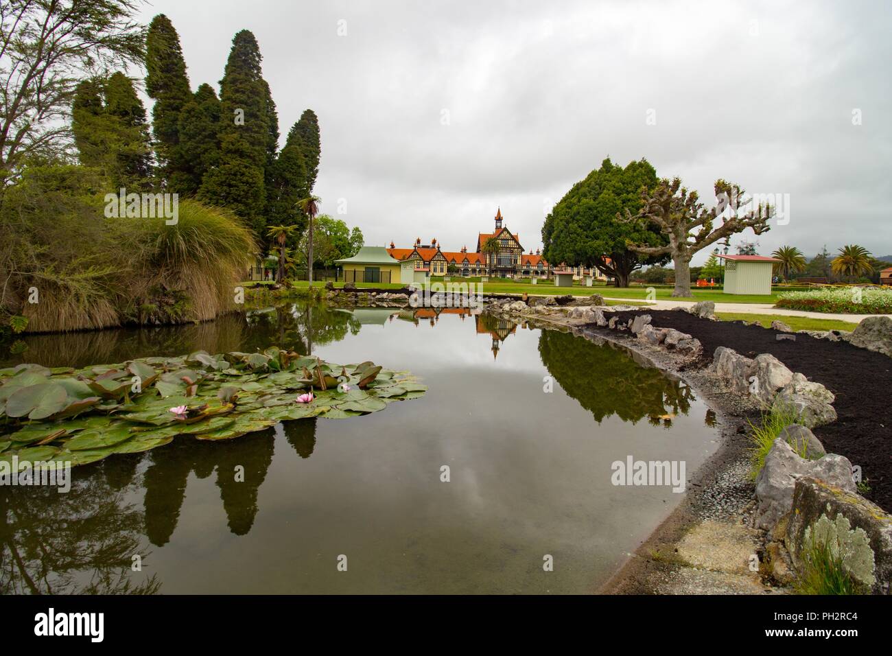 Dans l'étang thermique Jardins du gouvernement, Rotorua, île du Nord, Nouvelle-Zélande, le 3 novembre 2017. () Banque D'Images